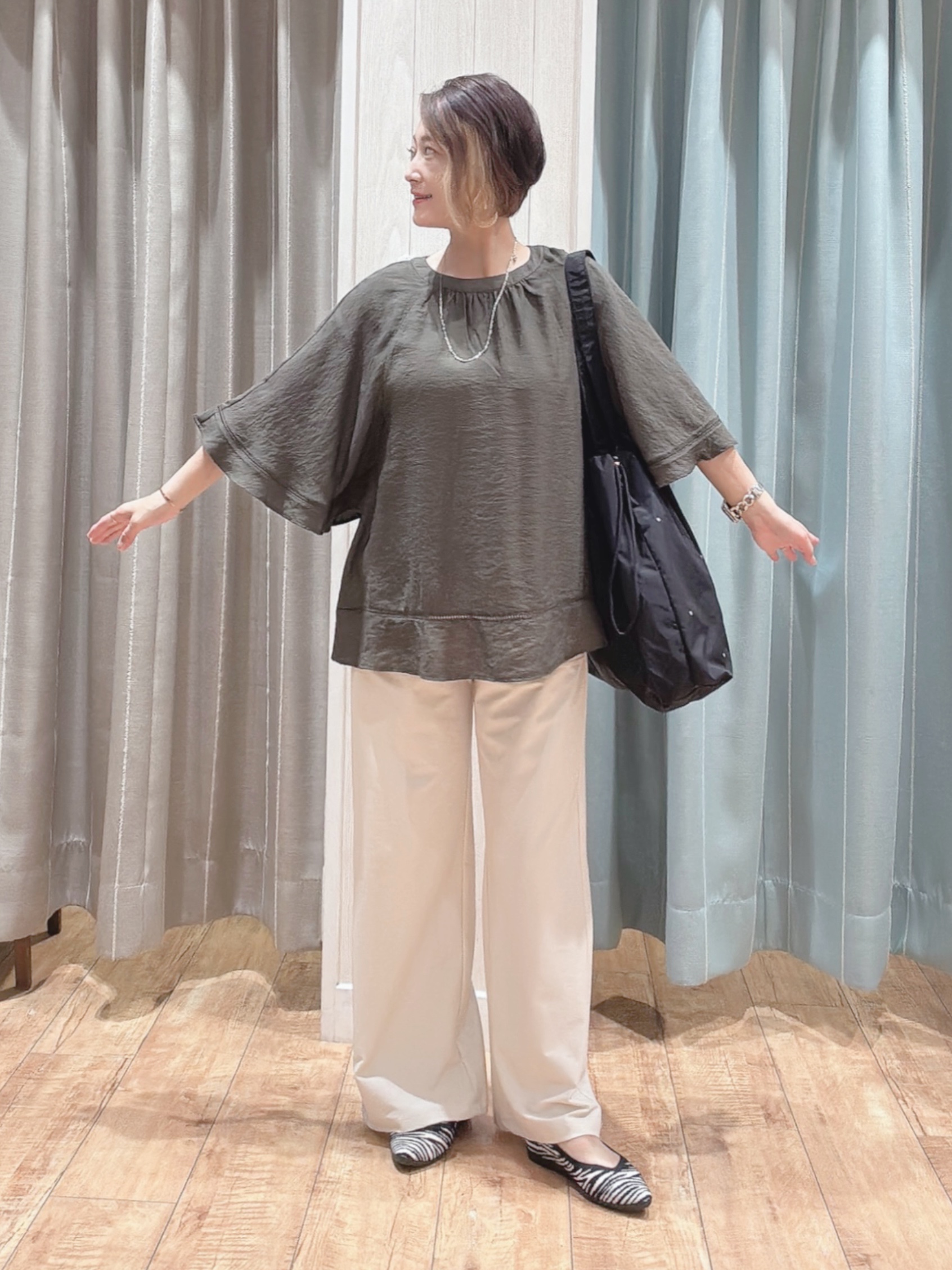 aaamiさんの「SHOO･LA･RUE｜【ひんやり/S-LL/体型カバー】はしごレースが涼し気な スラブポンチョ風ブラウス」を使ったコーディネート