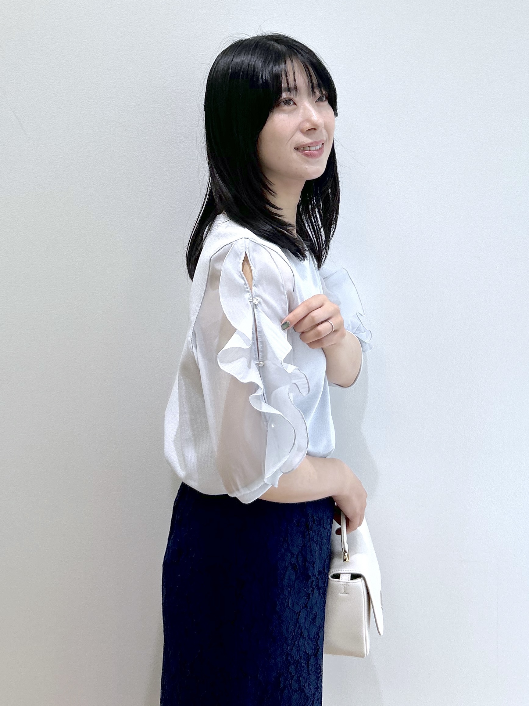 RINAさんの「index｜【接触冷感／UVケア】オーガンフリルスリットトップス《洗濯機OK》」を使ったコーディネート