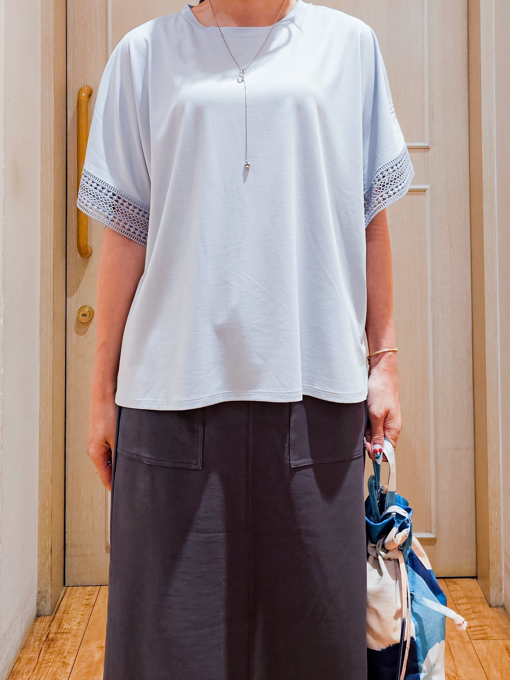 ゆゆさんの「SHOO･LA･RUE｜【ひんやり/UV/体型カバー】ヒップ周りが隠せる お袖レースTシャツ」を使ったコーディネート