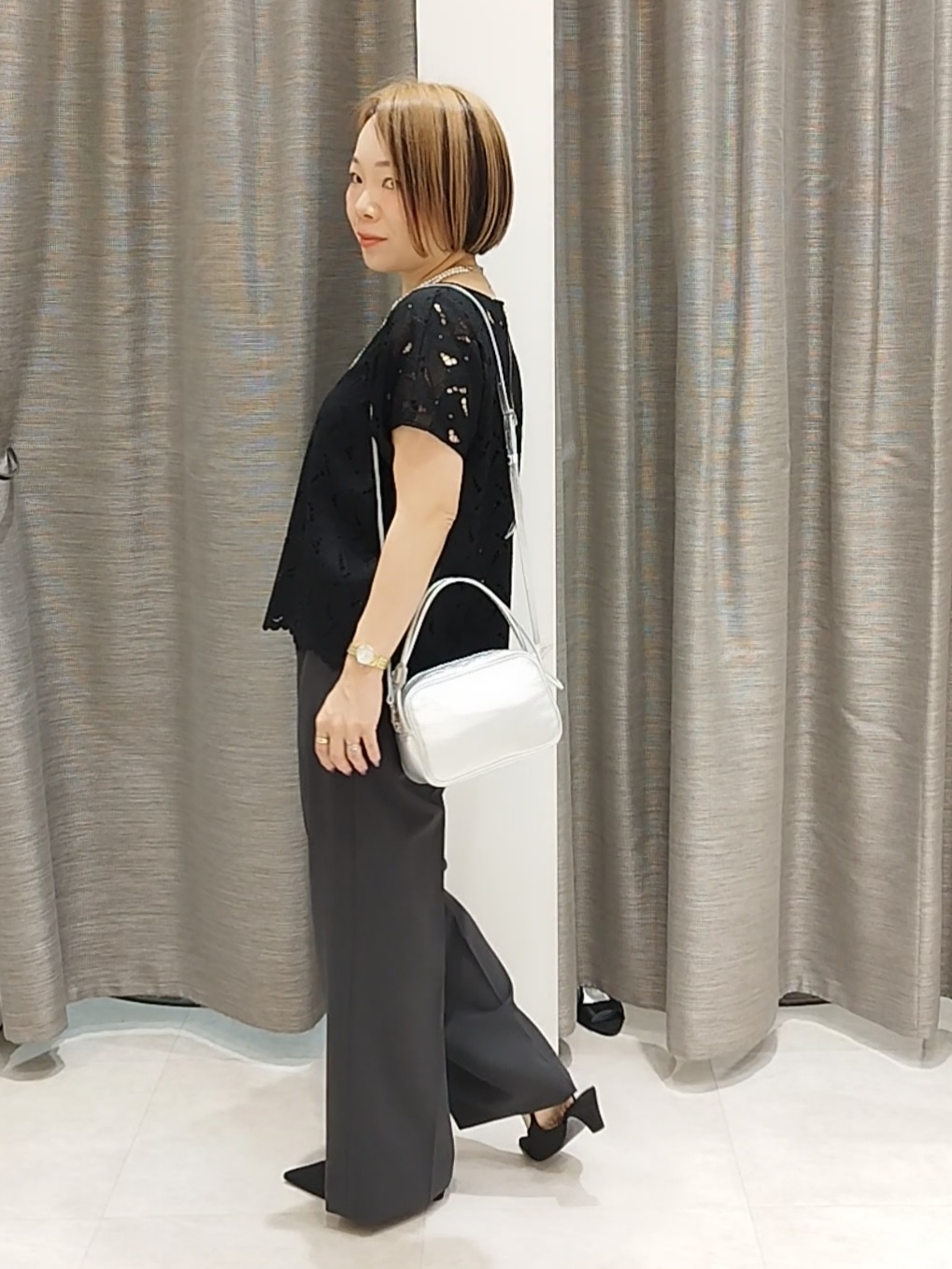 s u g iさんの「UNTITLED｜【セットアップ可/品のある透け感】リーフレースブラウス」を使ったコーディネート