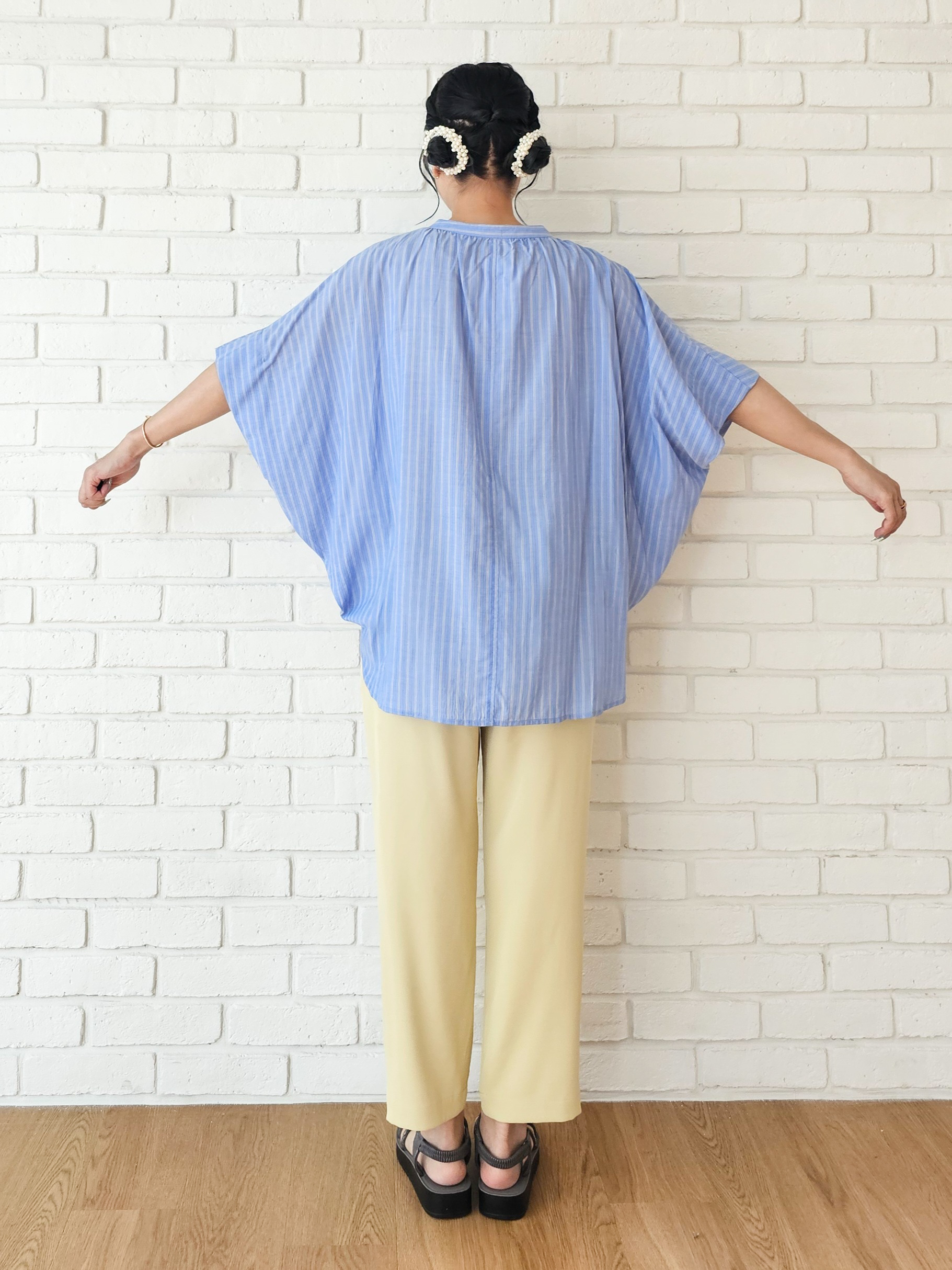 ゆゆさんの「SHOO･LA･RUE｜【ひんやり/洗濯機可/体型カバー】二の腕隠れる ゆるっとドルマンバンドカラーシャツ」を使ったコーディネート