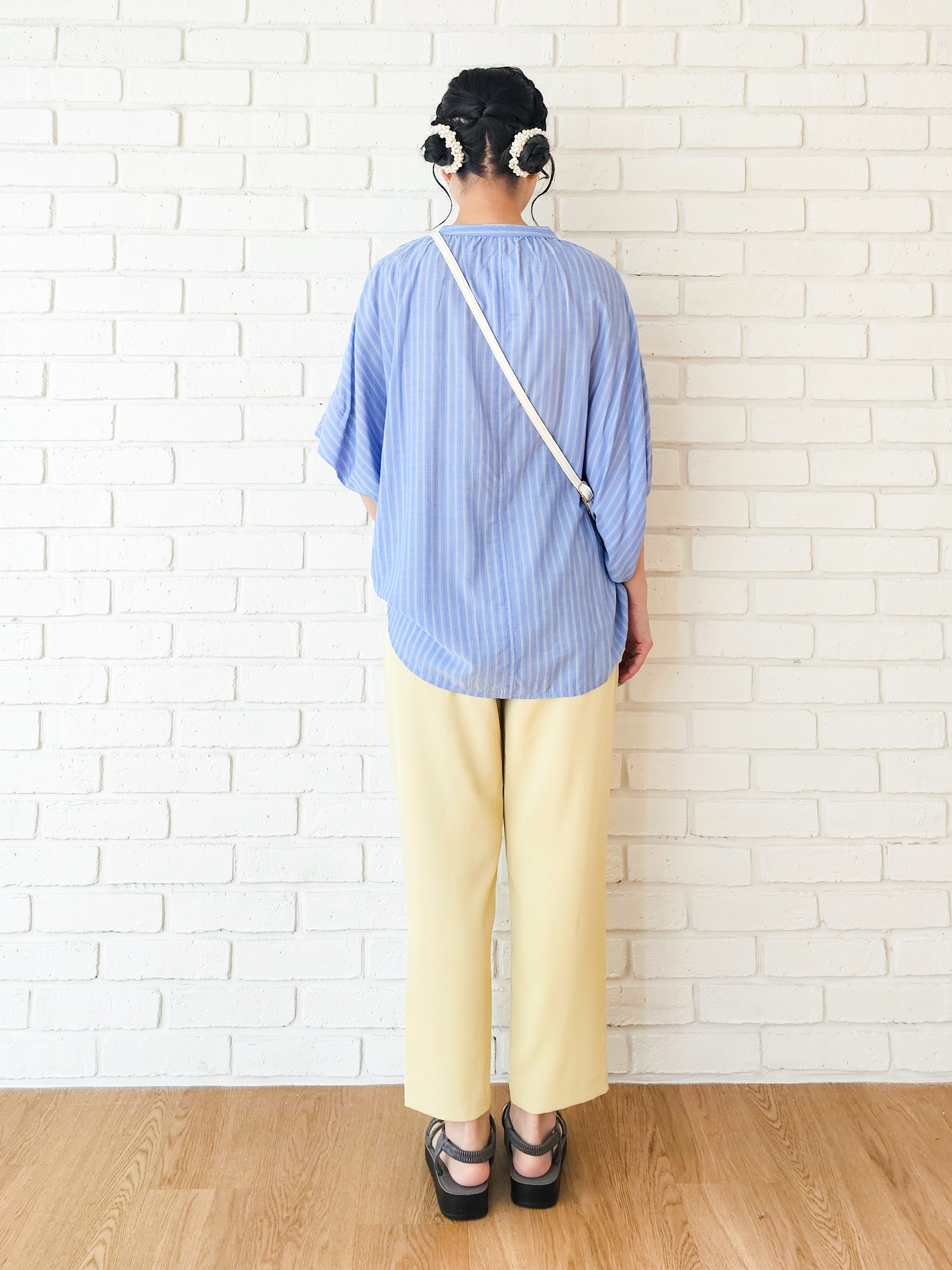 ゆゆさんの「SHOO･LA･RUE｜【ひんやり/洗濯機可/体型カバー】二の腕隠れる ゆるっとドルマンバンドカラーシャツ」を使ったコーディネート