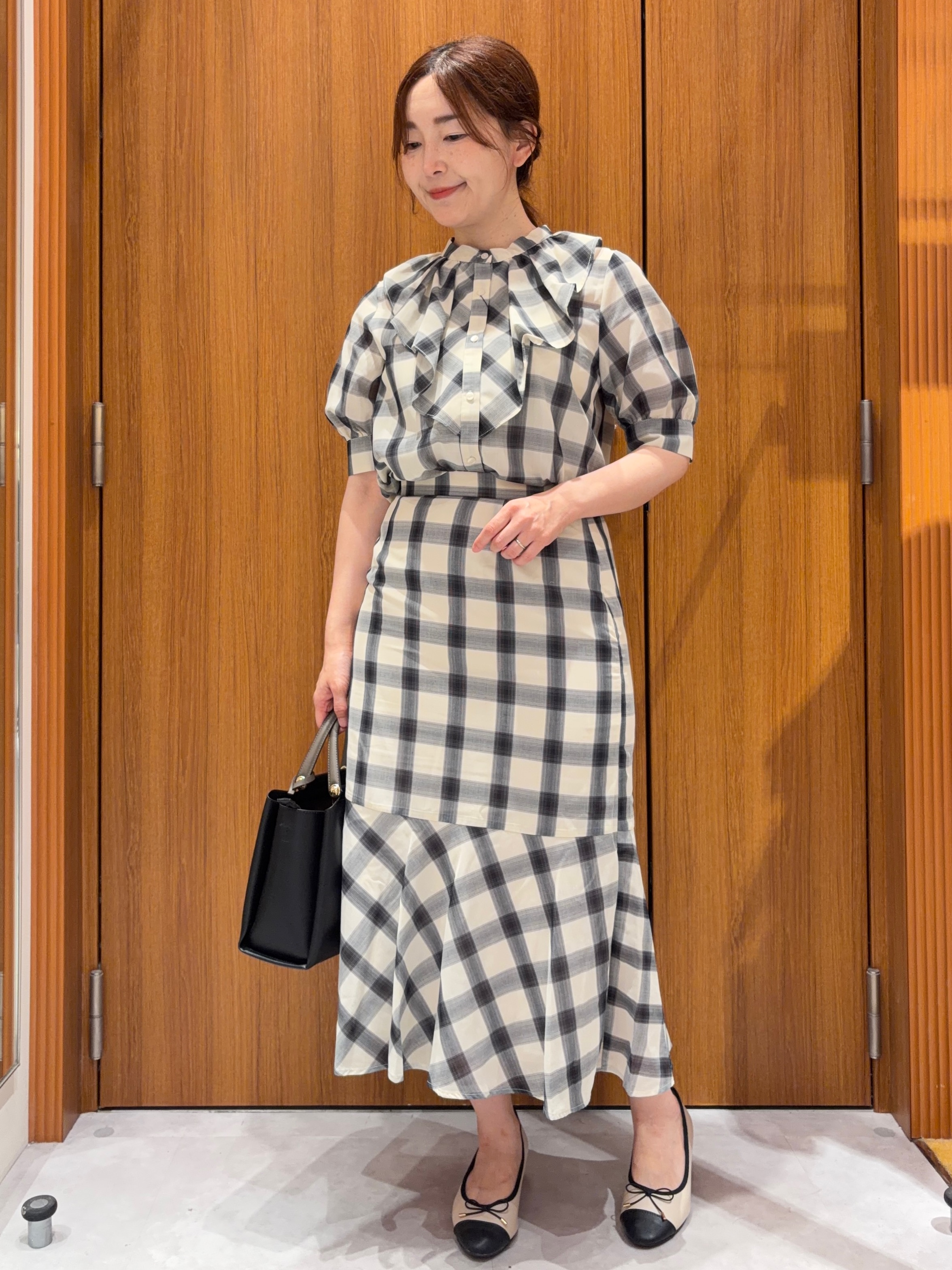 アスカさんの「index｜【高通気性】シアーチェックフリルブラウス《洗濯機OK／イージーアイロン》」を使ったコーディネート