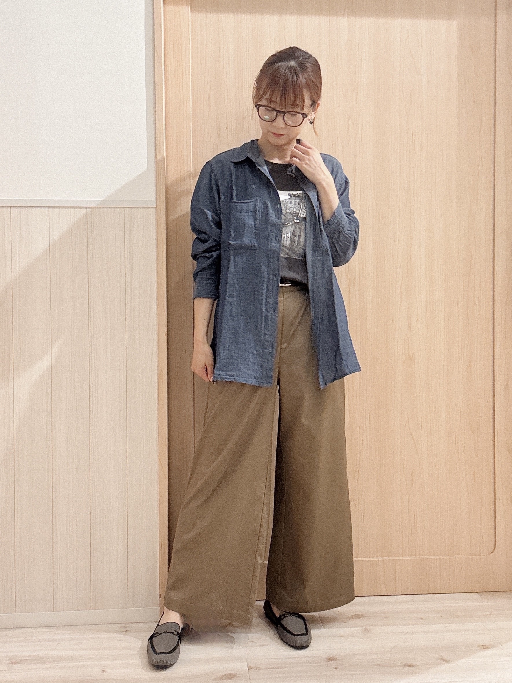 モカさんの「SHOO･LA･RUE｜【綿100%/UV/S-LL/体型カバー】優しく透ける 柔らかシアーデニムシャツ」を使ったコーディネート