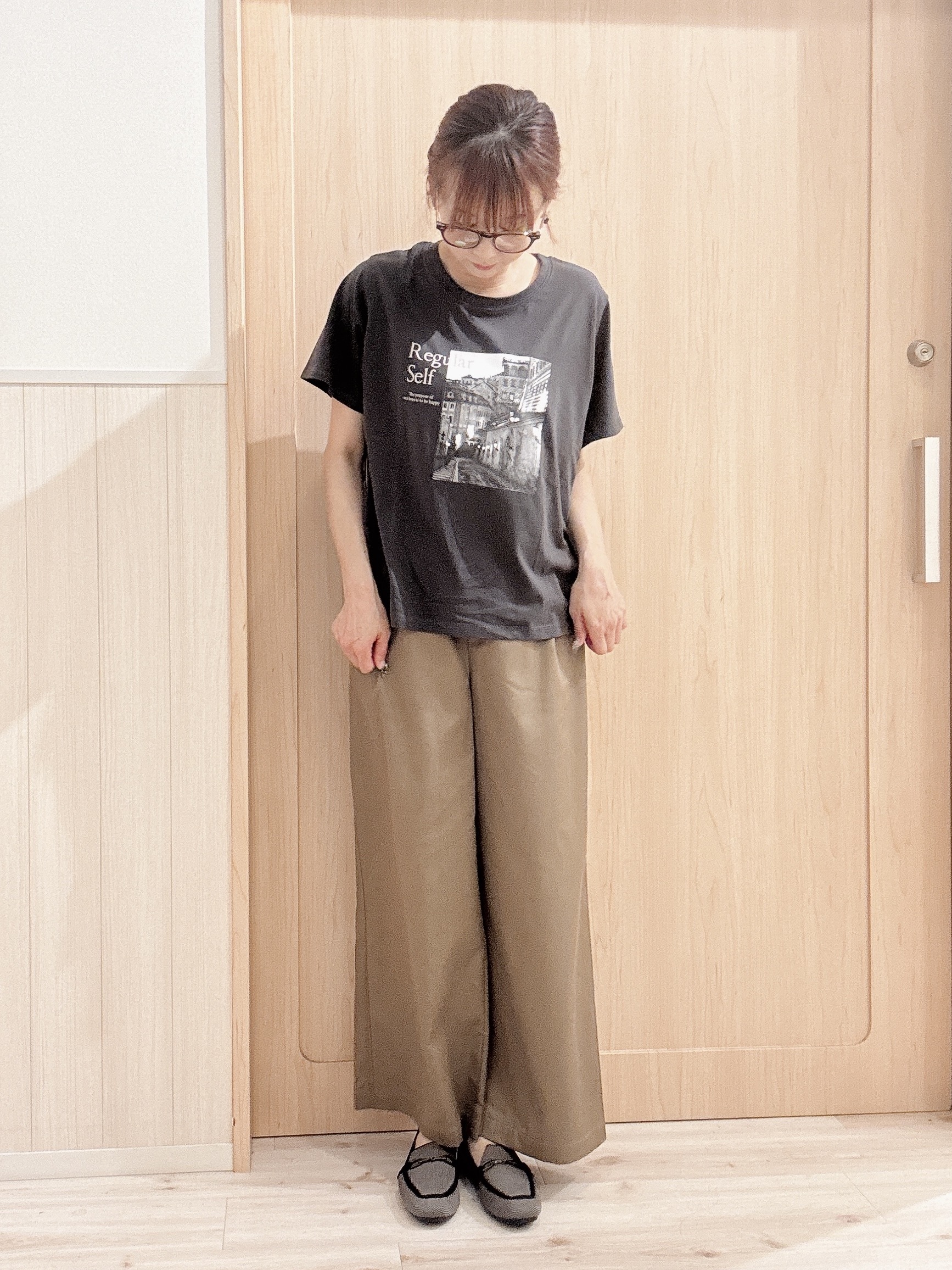 モカさんの「SHOO･LA･RUE｜【綿100%/UV/S-LL/体型カバー】優しく透ける 柔らかシアーデニムシャツ」を使ったコーディネート