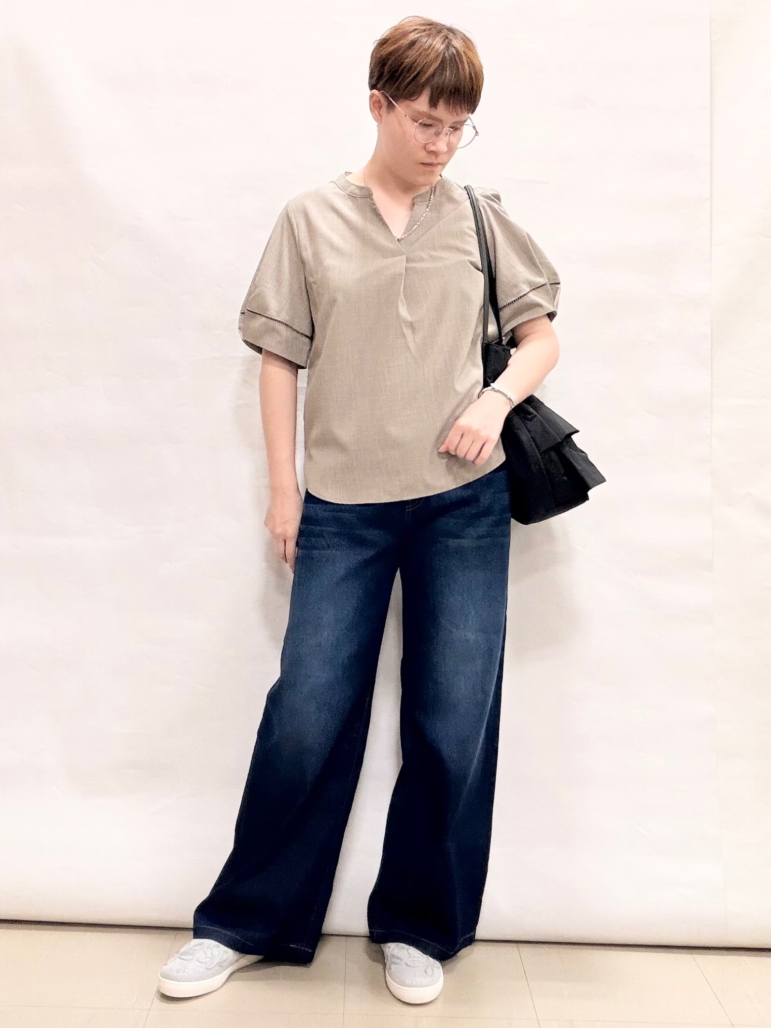 なっちゃんさんの「SHOO･LA･RUE｜【洗濯後しわになりにくい/インせずきまる】お袖のハシゴレースで涼やかに 麻調スキッパーブラウス」を使ったコーディネート