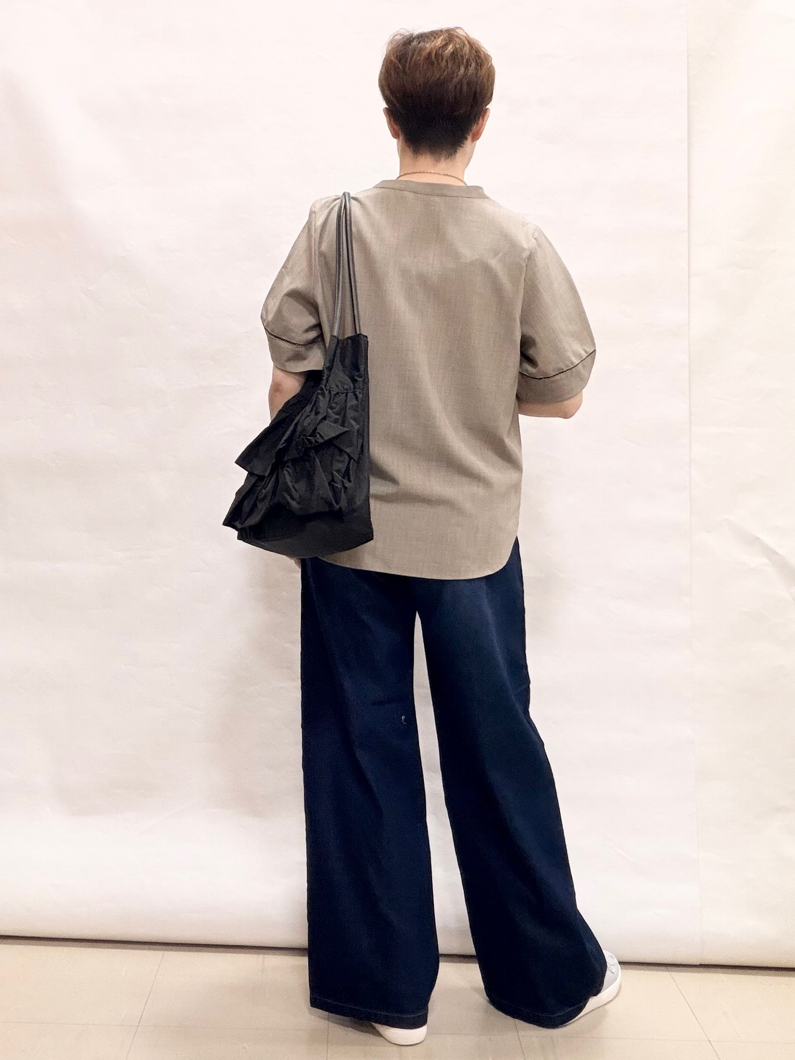 なっちゃんさんの「SHOO･LA･RUE｜【洗濯後しわになりにくい/インせずきまる】お袖のハシゴレースで涼やかに 麻調スキッパーブラウス」を使ったコーディネート