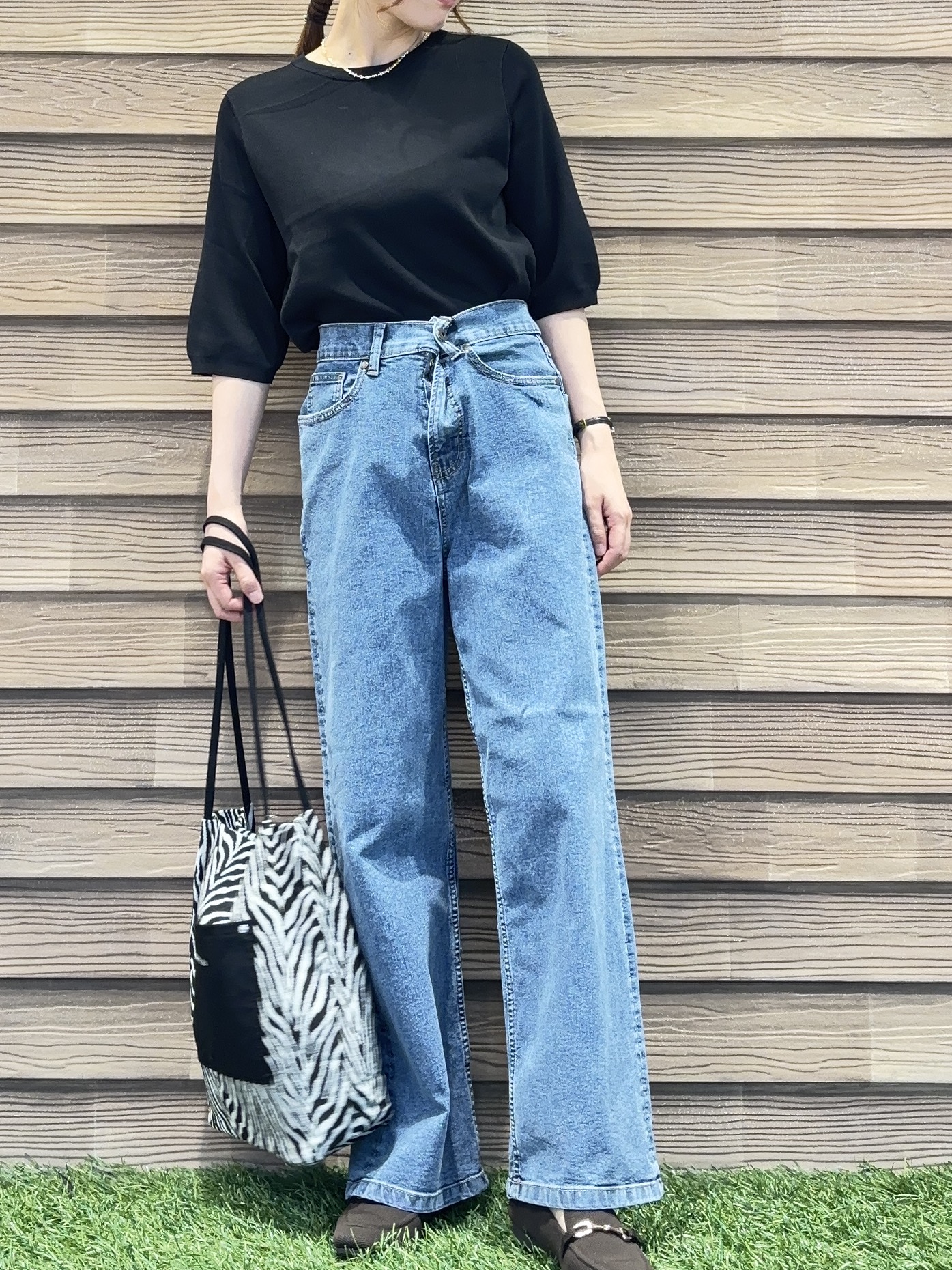 himiさんの「SHOO･LA･RUE｜【ガンガン洗える/ひんやり/UV/毛玉になりにくい】上半身すっきり 二の腕見せない5分袖ニット」を使ったコーディネート
