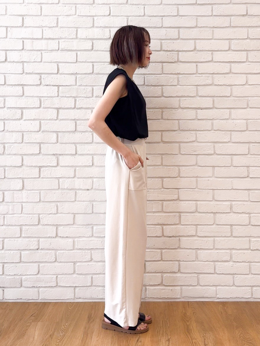 𝐜𝐡𝐢𝐤𝐚さんの「SHOO･LA･RUE｜【UVカット/接触冷感】上品に涼し気 とろみタックノースリーブトップス」を使ったコーディネート