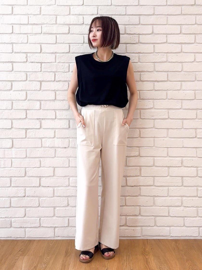 𝐜𝐡𝐢𝐤𝐚さんの「SHOO･LA･RUE｜【UVカット/接触冷感】上品に涼し気 とろみタックノースリーブトップス」を使ったコーディネート