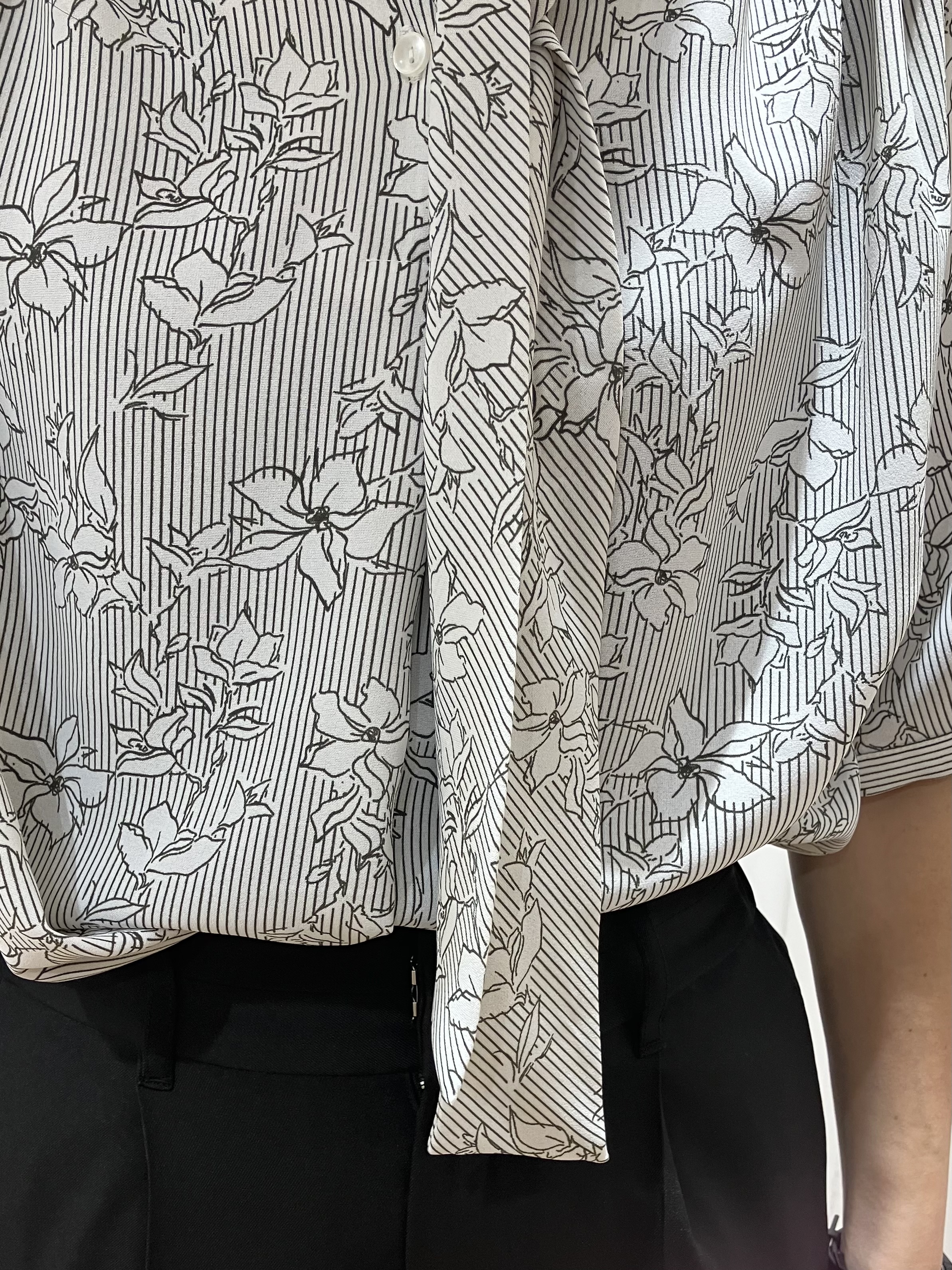 こばさんの「grove｜【洗濯機OK/シワになりにくい】1枚で華やぐ配色ボウタイブラウス」を使ったコーディネート