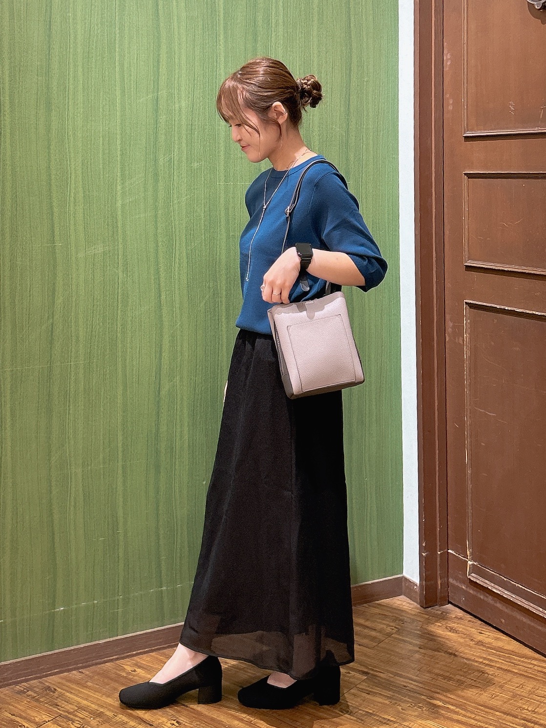 かおりさんの「SHOO･LA･RUE｜【ガンガン洗える/ひんやり/UV/毛玉になりにくい】上半身すっきり 二の腕見せない5分袖ニット」を使ったコーディネート