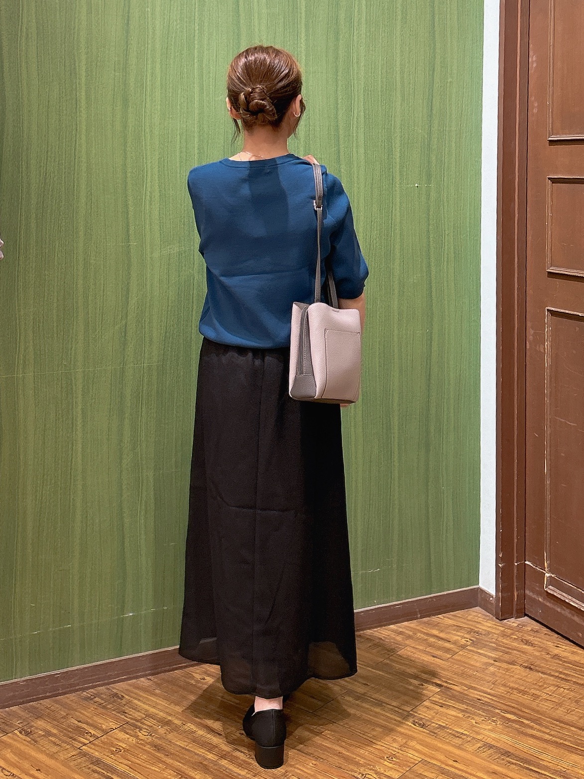 かおりさんの「SHOO･LA･RUE｜【ガンガン洗える/ひんやり/UV/毛玉になりにくい】上半身すっきり 二の腕見せない5分袖ニット」を使ったコーディネート