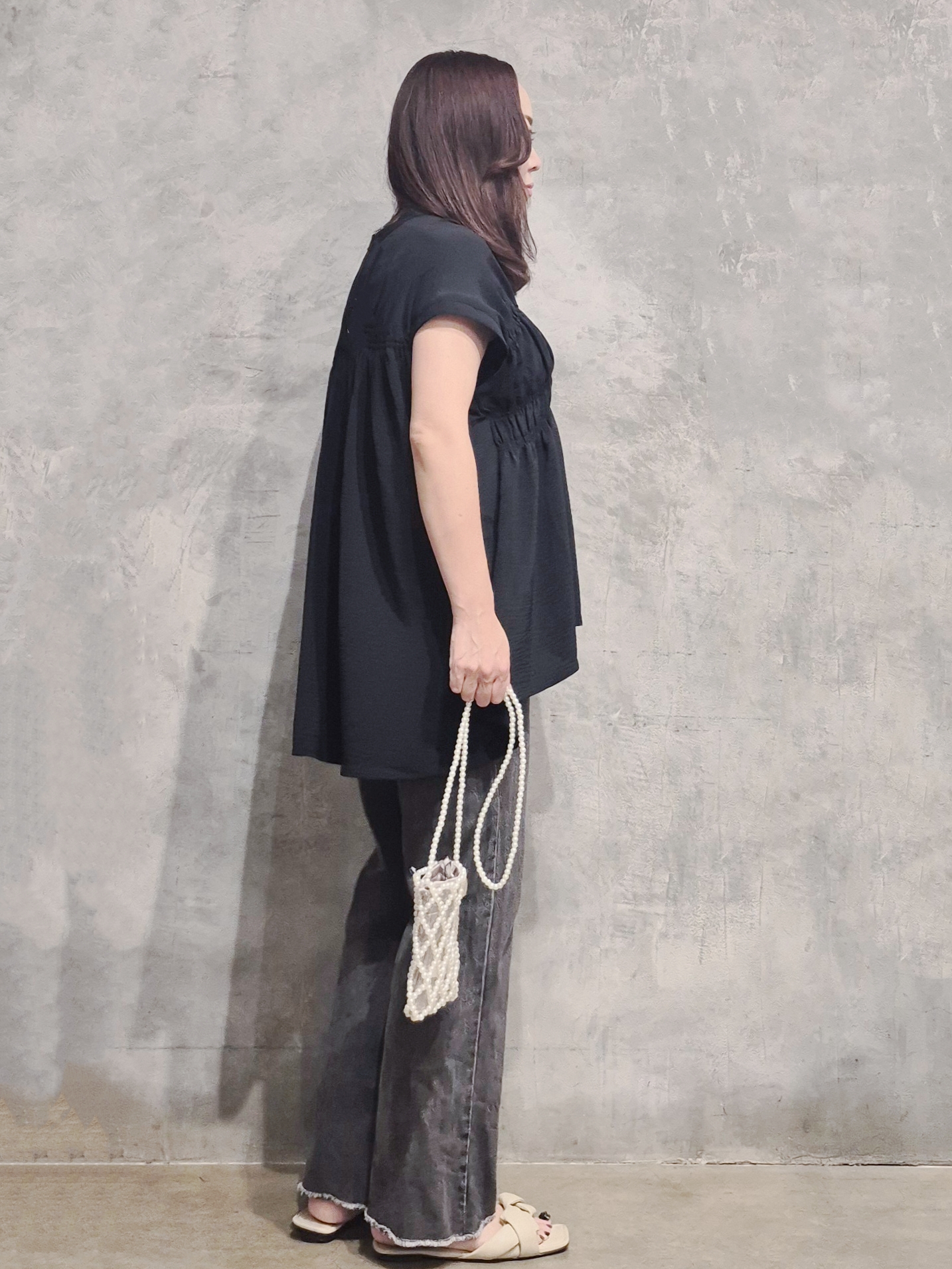 ひさえさんの「THE SHOP TK｜【夏に嬉しい多機能/体型カバー】ひんやりさらさら シャーリングブラウス」を使ったコーディネート