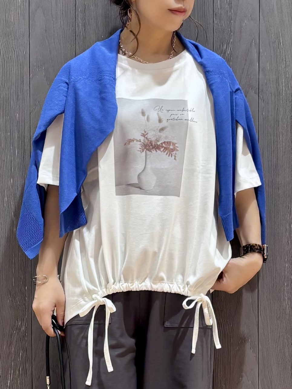 meiさんの「SHOO･LA･RUE｜【ひんやり/体型カバー】プリントデザインが目を惹く 裾シャーリングTシャツ」を使ったコーディネート