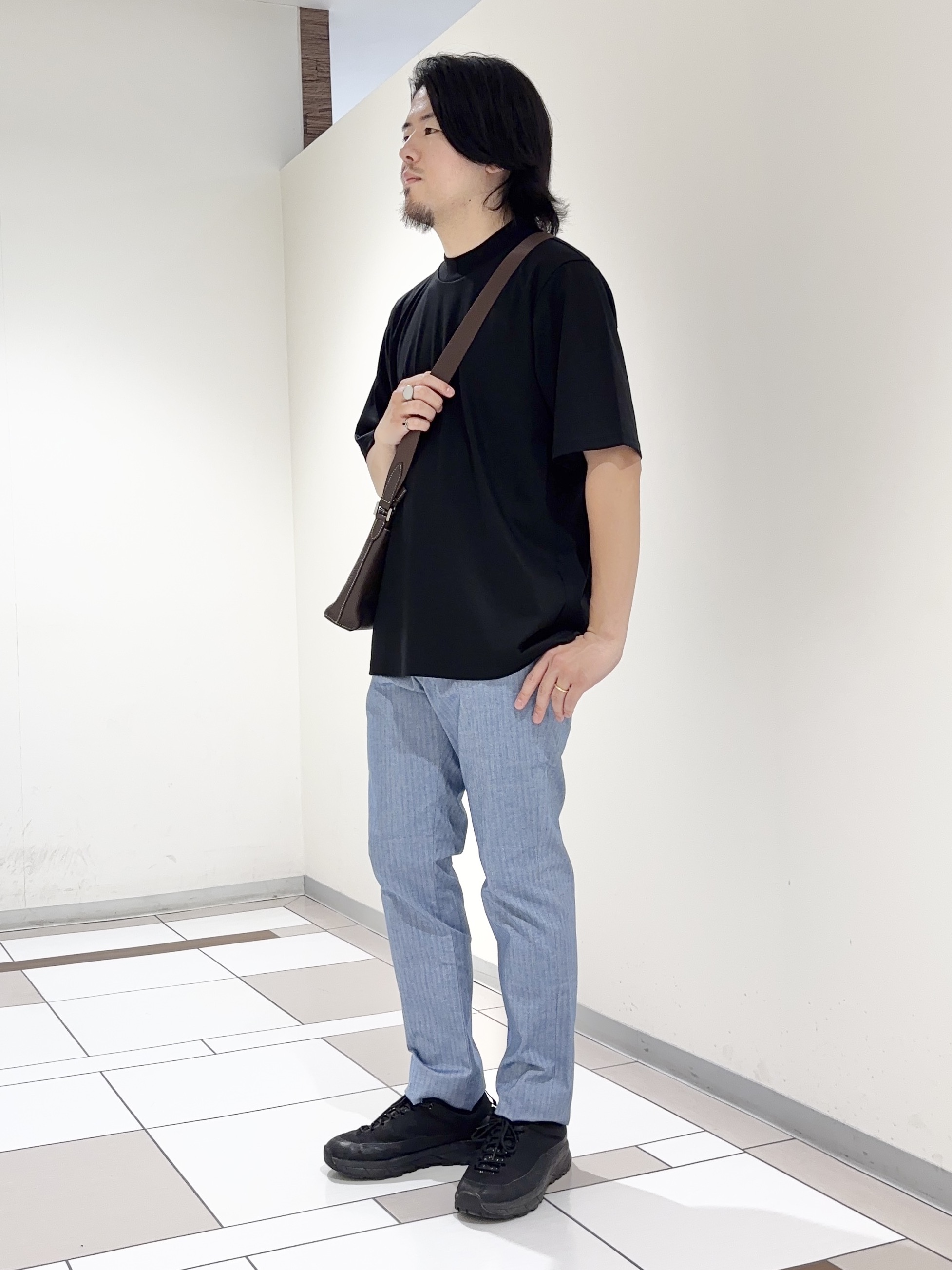 及川さんの「TAKEO KIKUCHI｜【接触冷感】アイスクリアコットン モックネック Tシャツ」を使ったコーディネート