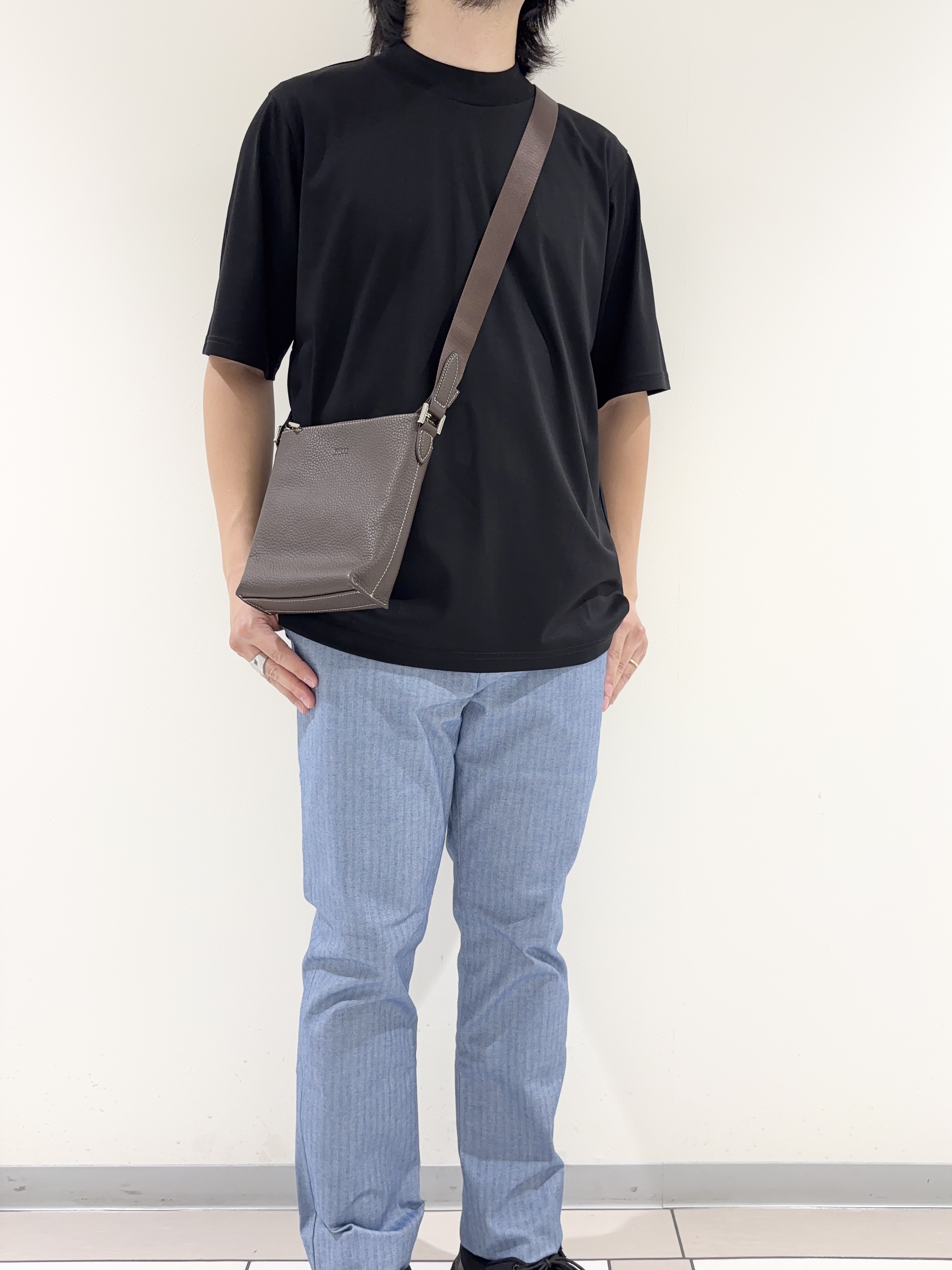 及川さんの「TAKEO KIKUCHI｜【接触冷感】アイスクリアコットン モックネック Tシャツ」を使ったコーディネート