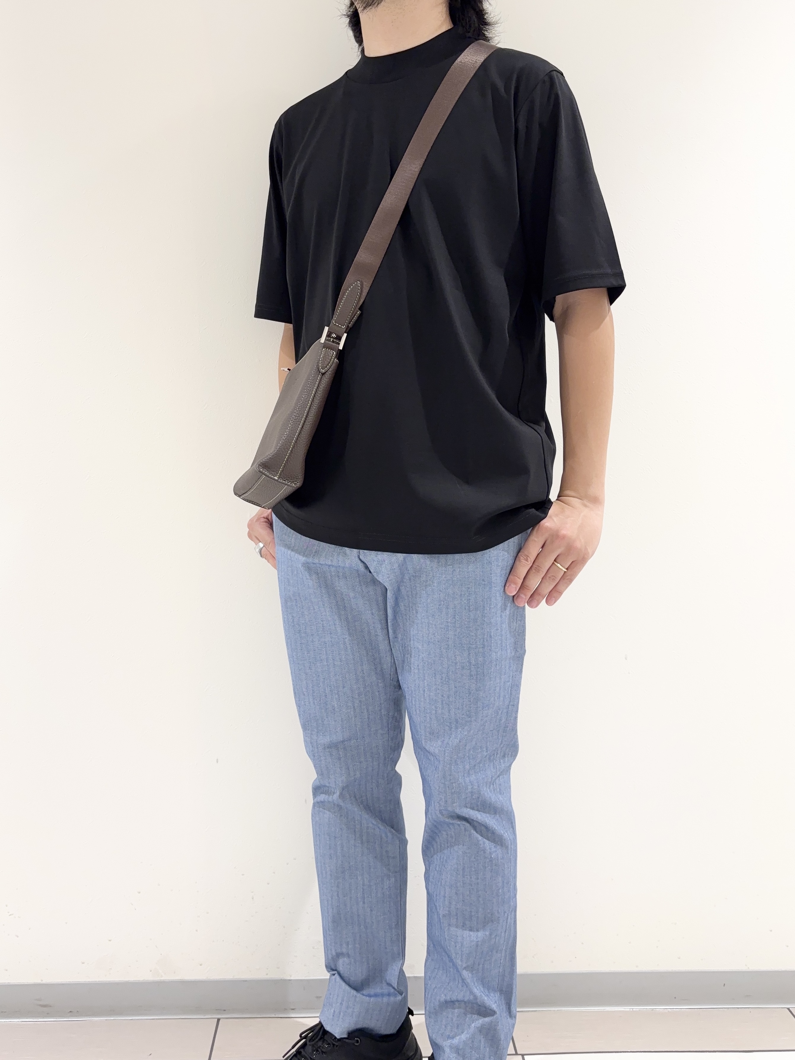 及川さんの「TAKEO KIKUCHI｜【接触冷感】アイスクリアコットン モックネック Tシャツ」を使ったコーディネート