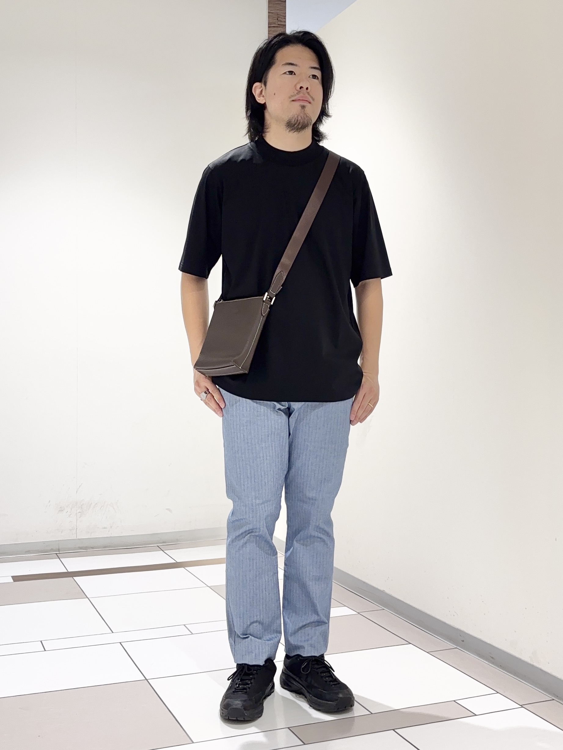 及川さんの「TAKEO KIKUCHI｜【接触冷感】アイスクリアコットン モックネック Tシャツ」を使ったコーディネート
