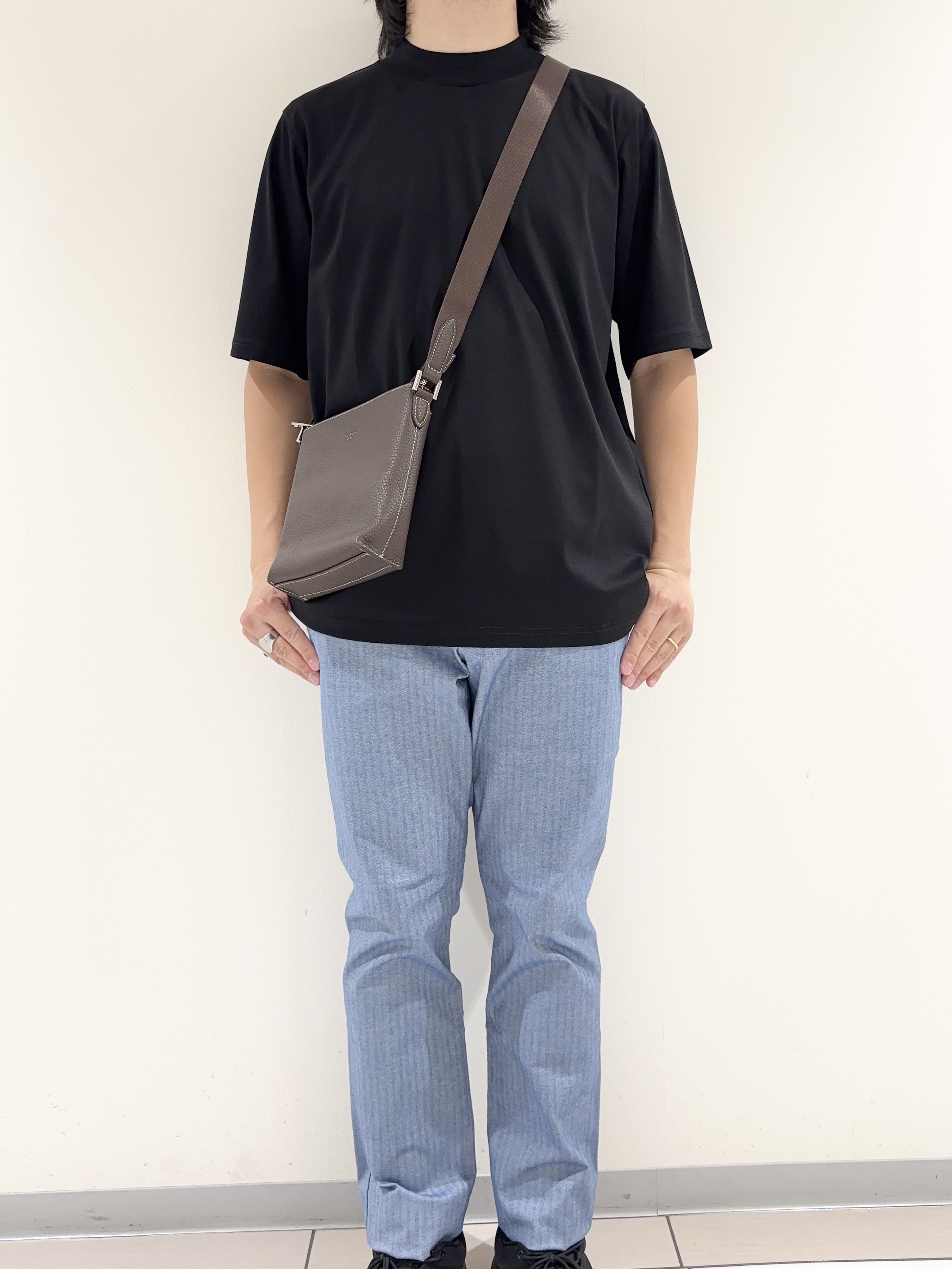 及川さんの「TAKEO KIKUCHI｜【接触冷感】アイスクリアコットン モックネック Tシャツ」を使ったコーディネート