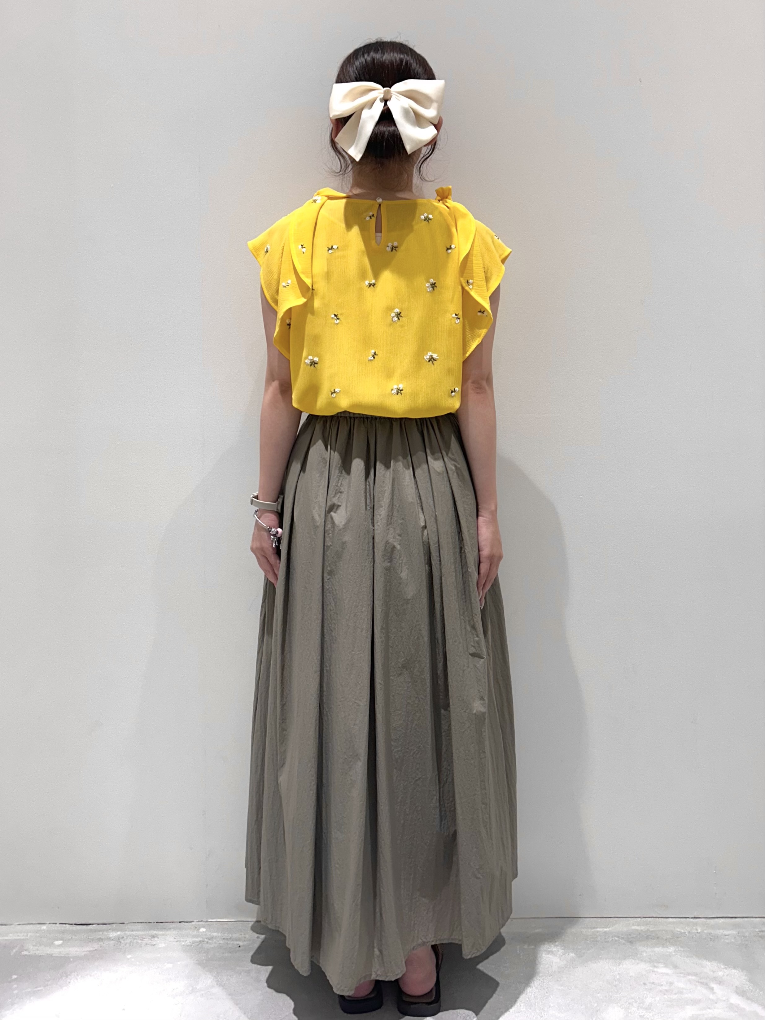 えぬさんの「OPAQUE.CLIP｜2wayフリルリボン刺繍ブラウス【洗濯機OK／イージーアイロン】」を使ったコーディネート