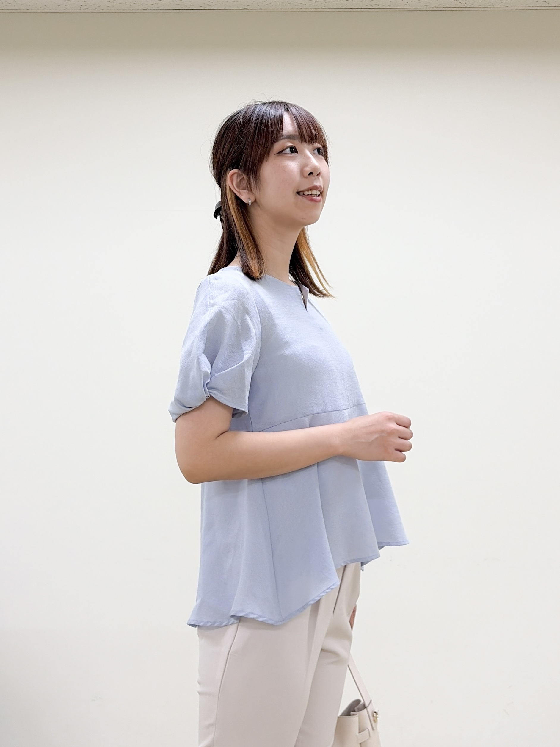 yurinaさんの「index｜【接触冷感／吸水速乾】キーネックペプラムブラウス《洗濯機OK》」を使ったコーディネート