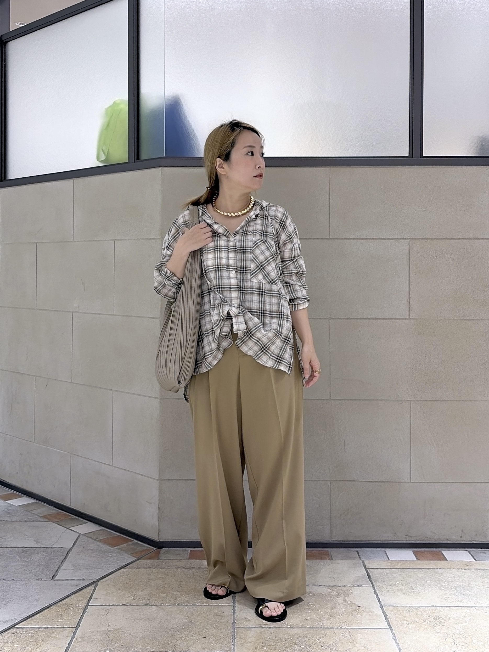 よねさんの「INDIVI｜フード付 シアーチェックシャツ」を使ったコーディネート