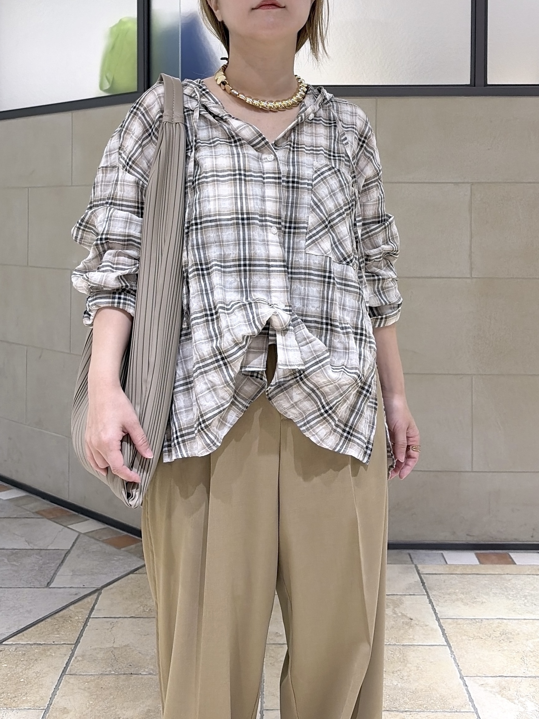 よねさんの「INDIVI｜フード付 シアーチェックシャツ」を使ったコーディネート