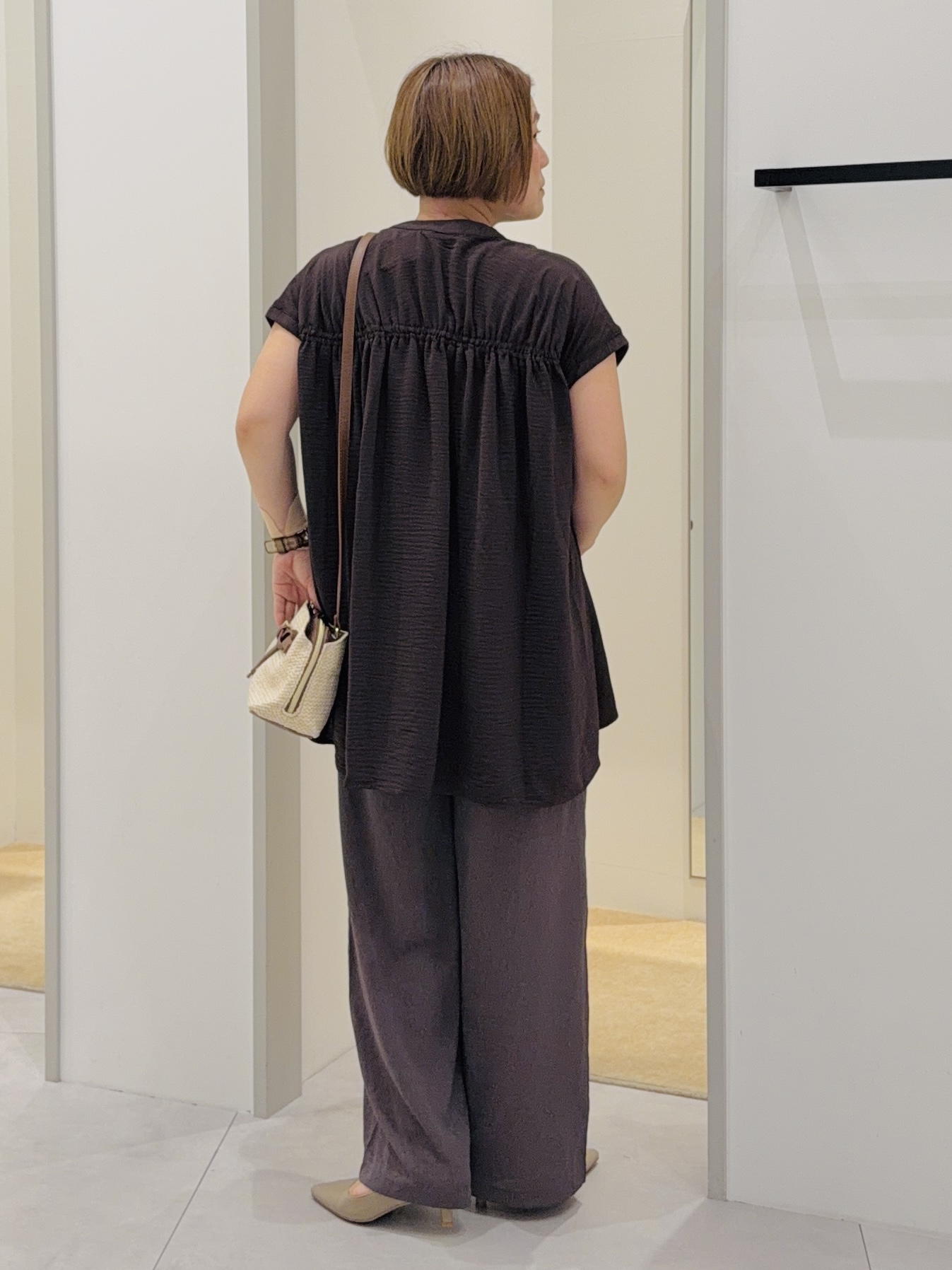 タナさんの「THE SHOP TK｜【夏に嬉しい多機能/体型カバー】ひんやりさらさら シャーリングブラウス」を使ったコーディネート
