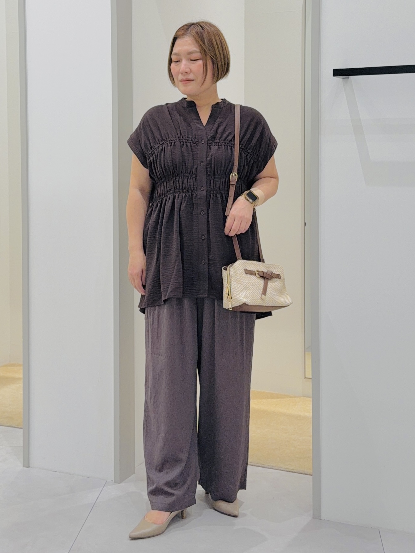 タナさんの「THE SHOP TK｜【夏に嬉しい多機能/体型カバー】ひんやりさらさら シャーリングブラウス」を使ったコーディネート