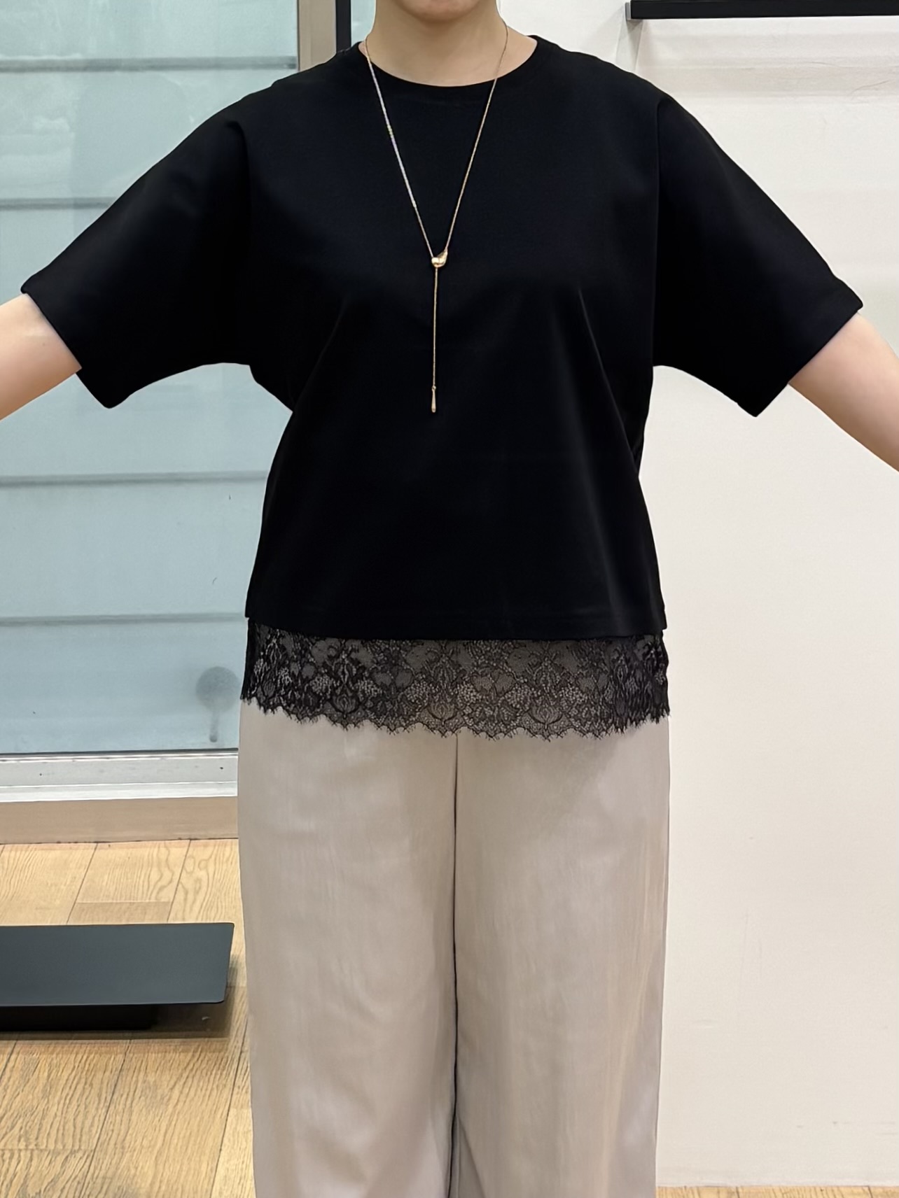 asamiさんの「INDIVI｜【汗ジミ防止／接触冷感】裾レースドルマンTシャツ」を使ったコーディネート
