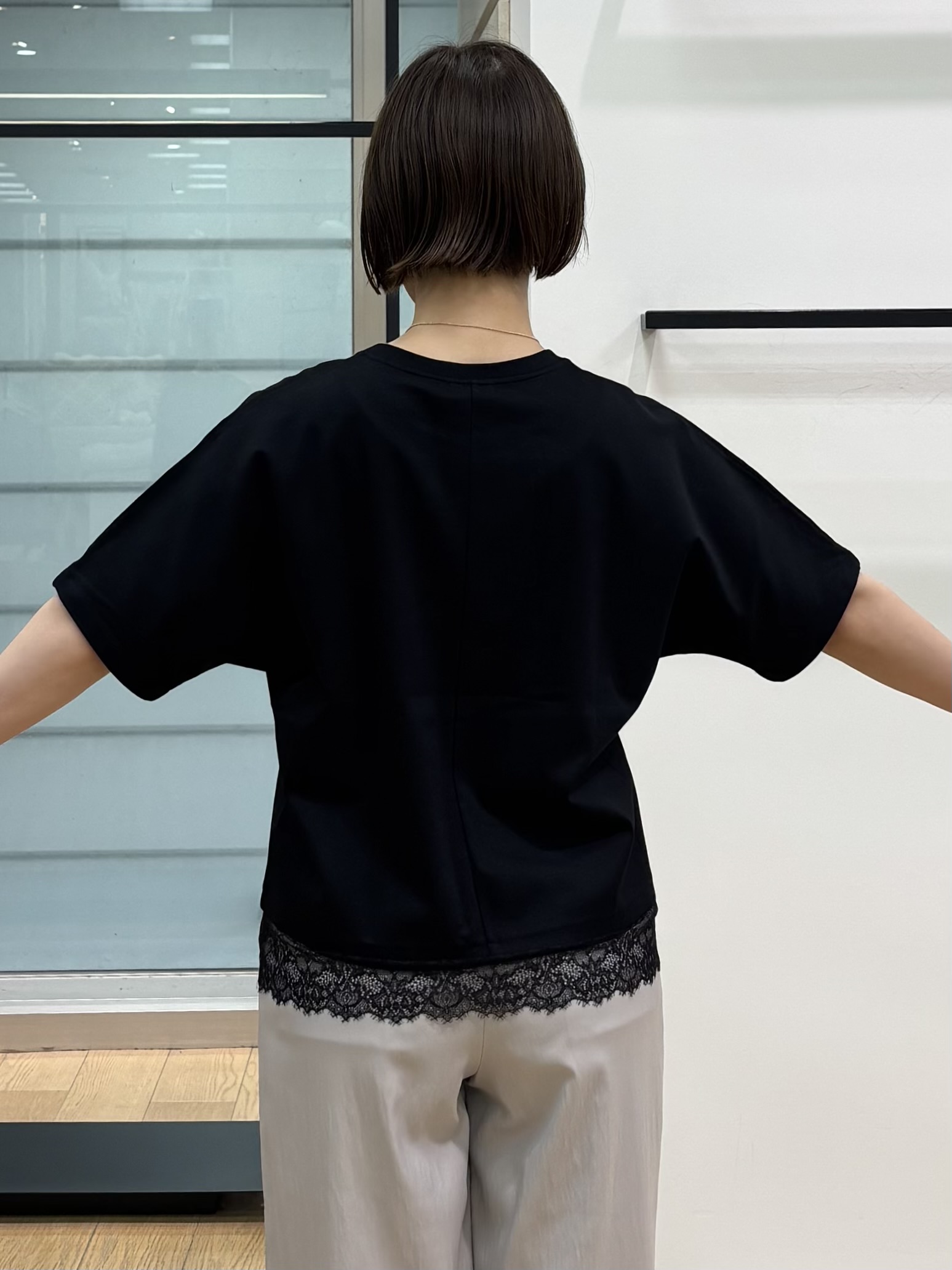 asamiさんの「INDIVI｜【汗ジミ防止／接触冷感】裾レースドルマンTシャツ」を使ったコーディネート