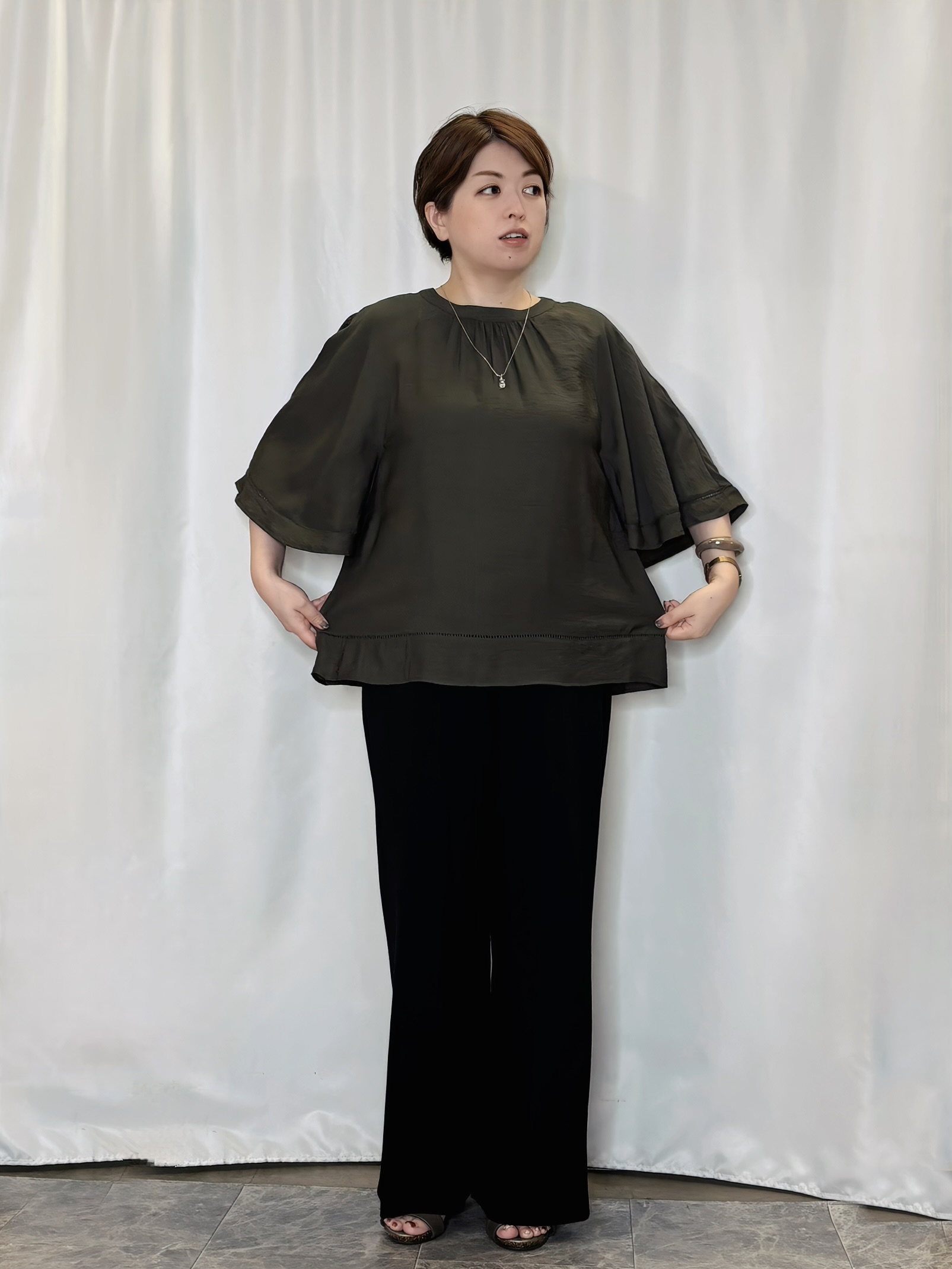 たみさんの「SHOO･LA･RUE｜【ひんやり/S-LL/体型カバー】はしごレースが涼し気な スラブポンチョ風ブラウス」を使ったコーディネート