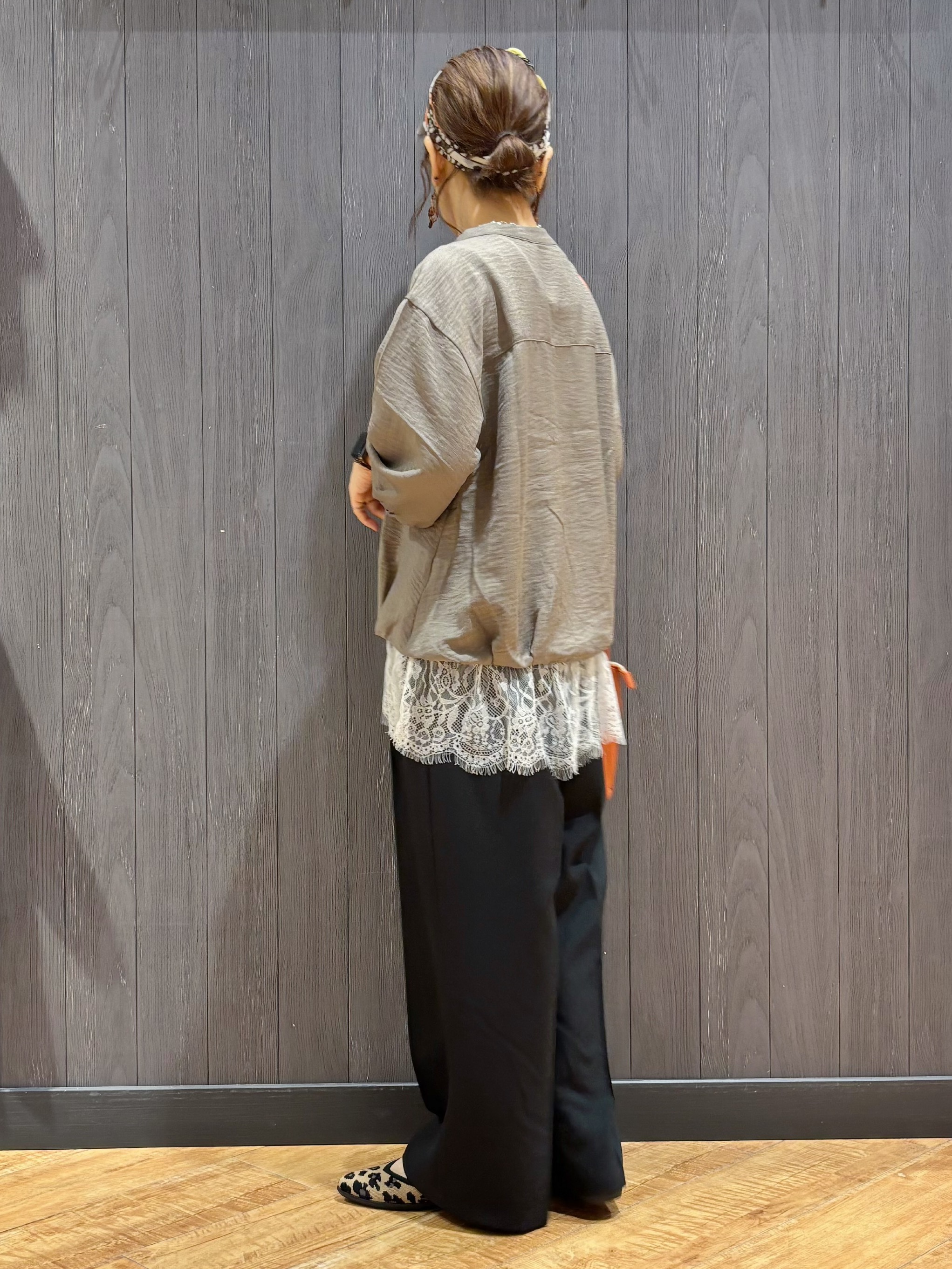 meiさんの「SHOO･LA･RUE｜【S-LL】裾レースで女性らしさをプラス レイヤード風 タックスキッパーブラウス」を使ったコーディネート