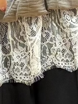 meiさんの「SHOO･LA･RUE｜【S-LL】裾レースで女性らしさをプラス レイヤード風 タックスキッパーブラウス」を使ったコーディネート