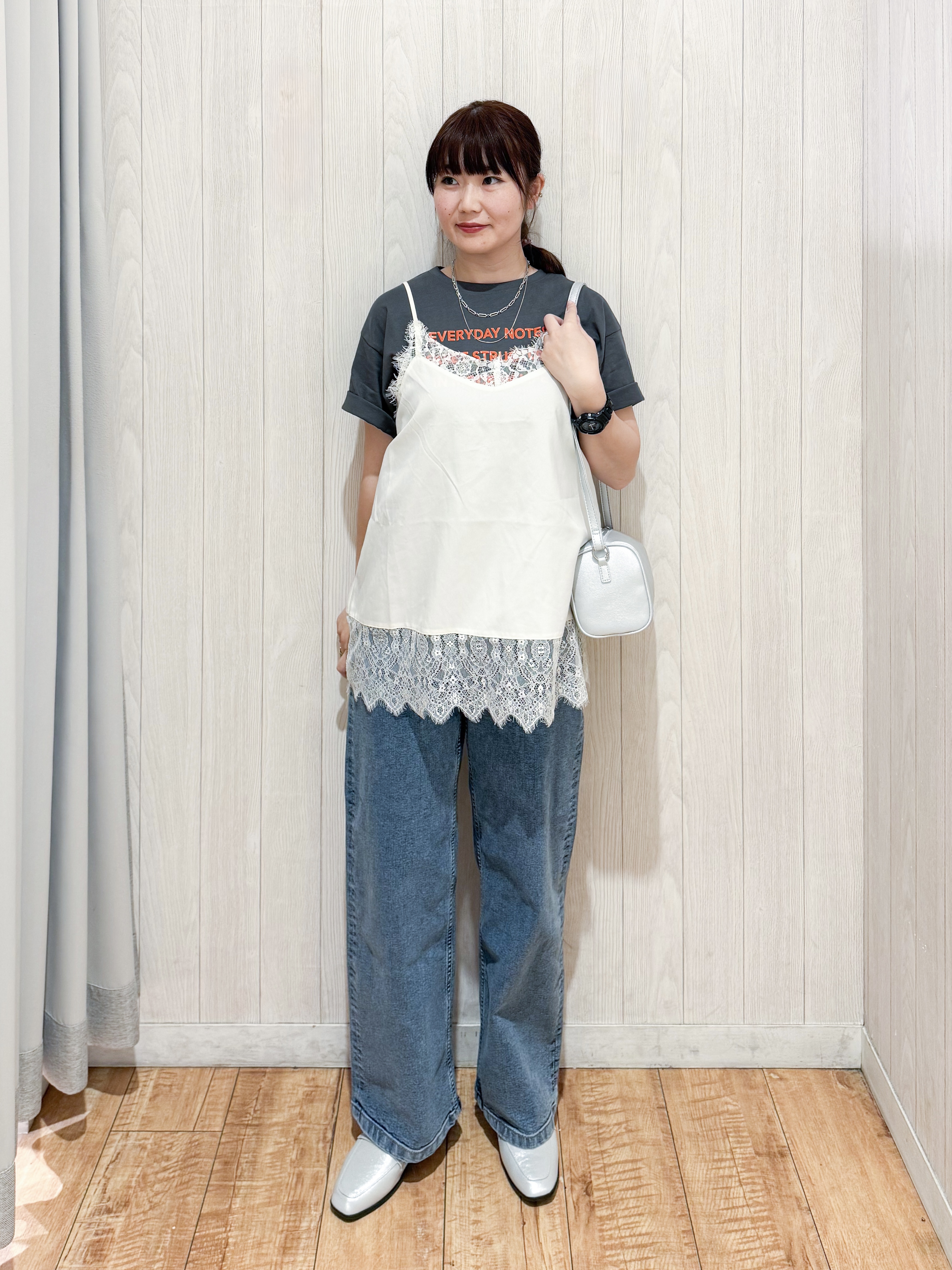 愛さんの「SHOO･LA･RUE｜【S-LL】大人っぽく着られる ジェルロゴプリントTシャツ」を使ったコーディネート