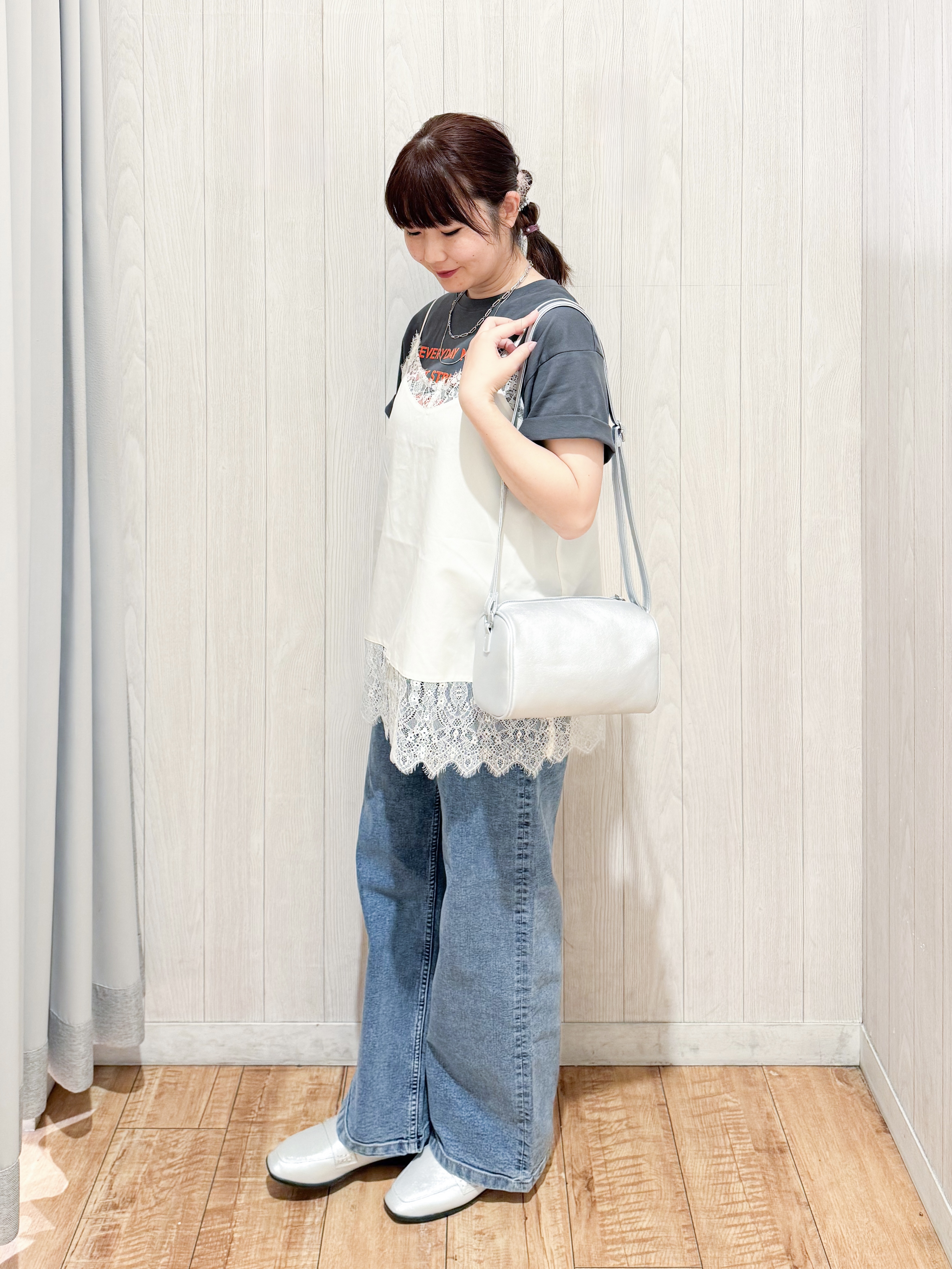 愛さんの「SHOO･LA･RUE｜【S-LL】大人っぽく着られる ジェルロゴプリントTシャツ」を使ったコーディネート