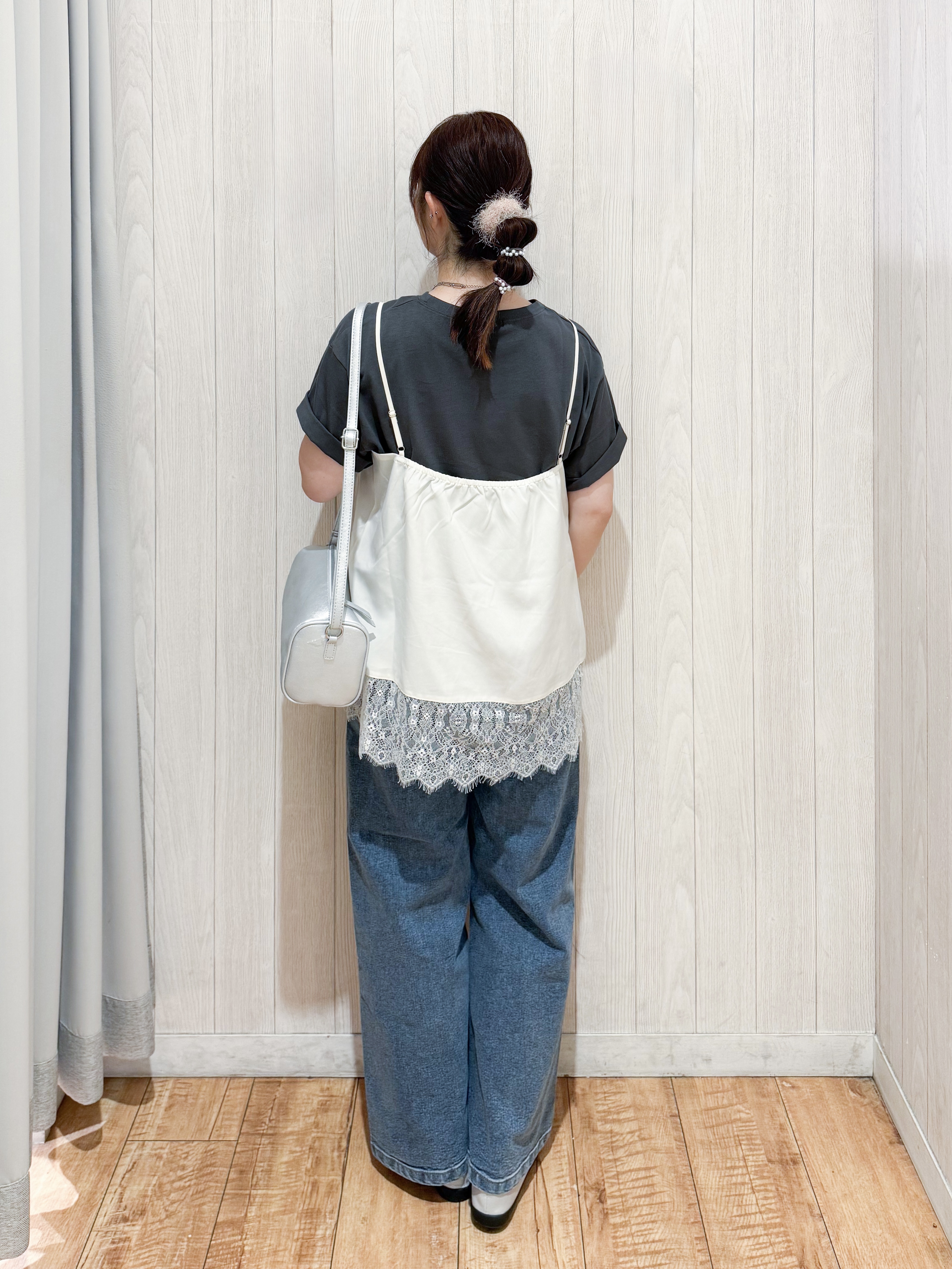 愛さんの「SHOO･LA･RUE｜【S-LL】大人っぽく着られる ジェルロゴプリントTシャツ」を使ったコーディネート