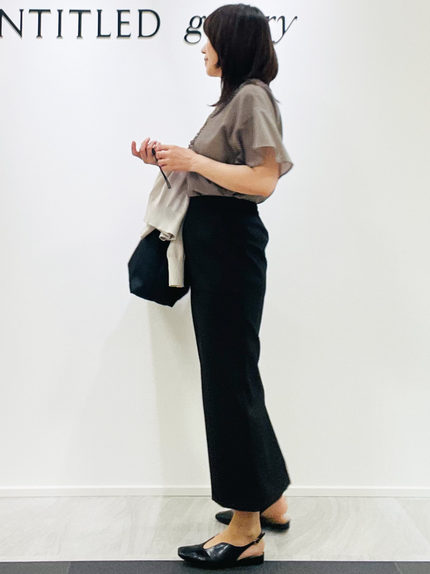 めいさんの「UNTITLED｜【接触冷感/通気性/洗える】Vネックフリルブラウス」を使ったコーディネート