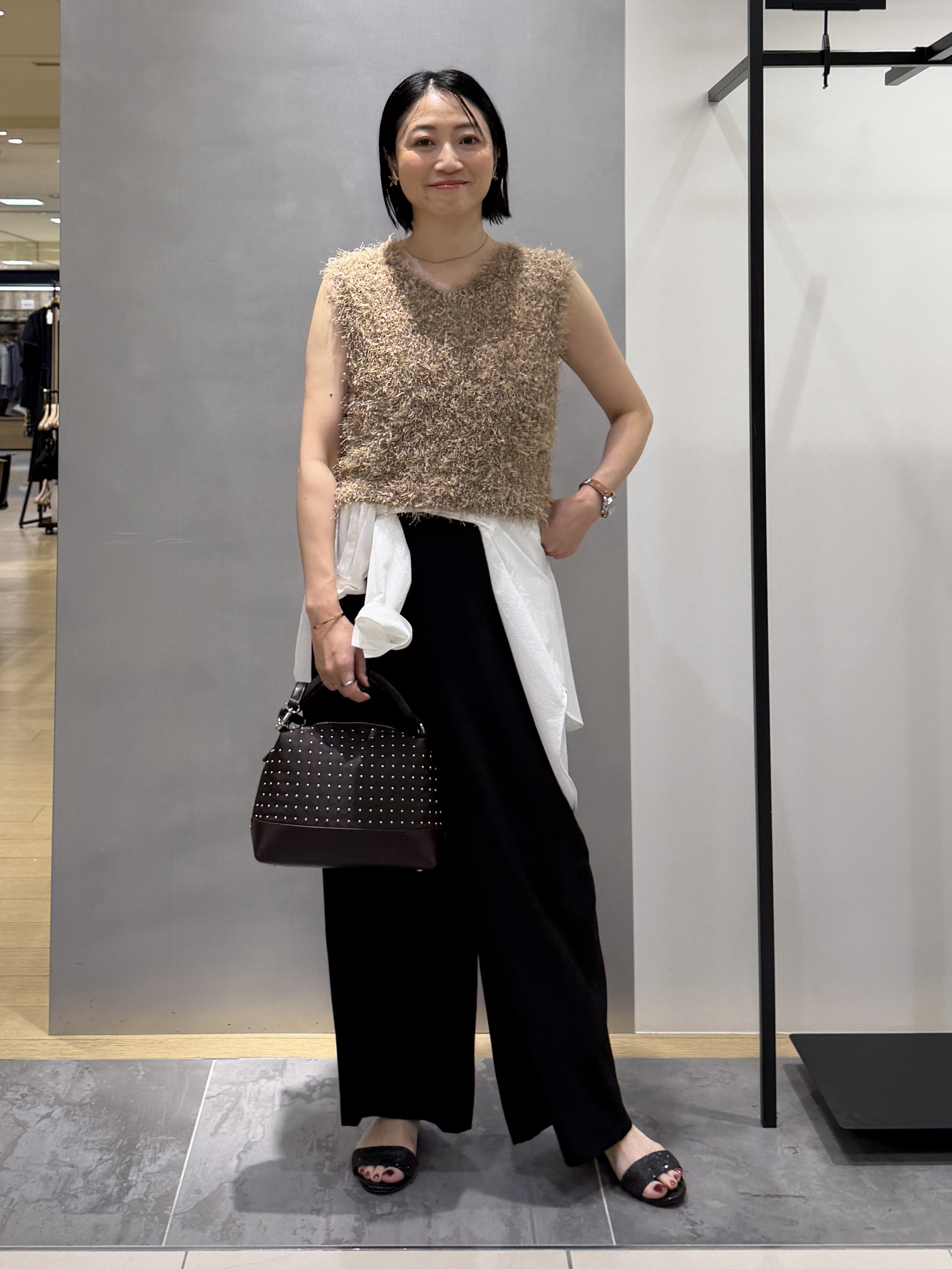 shihoさんの「INDIVI｜【洗える】ファンシーヤーンVネックニットベスト」を使ったコーディネート
