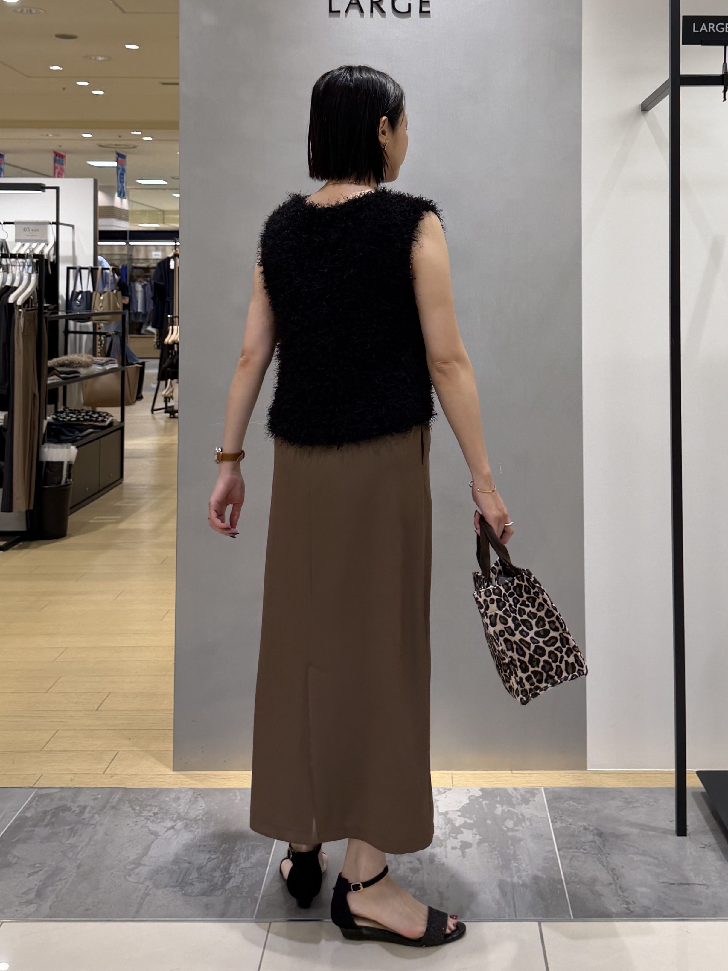 shihoさんの「INDIVI｜【洗える】ファンシーヤーンVネックニットベスト」を使ったコーディネート