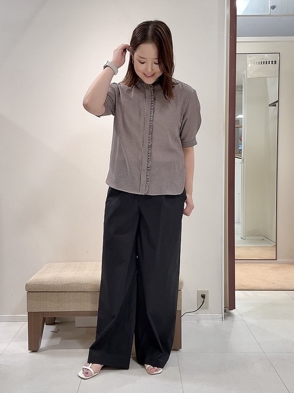 YUIさんの「UNTITLED｜【接触冷感/通気性/洗える】スタンドカラーフリルブラウス」を使ったコーディネート