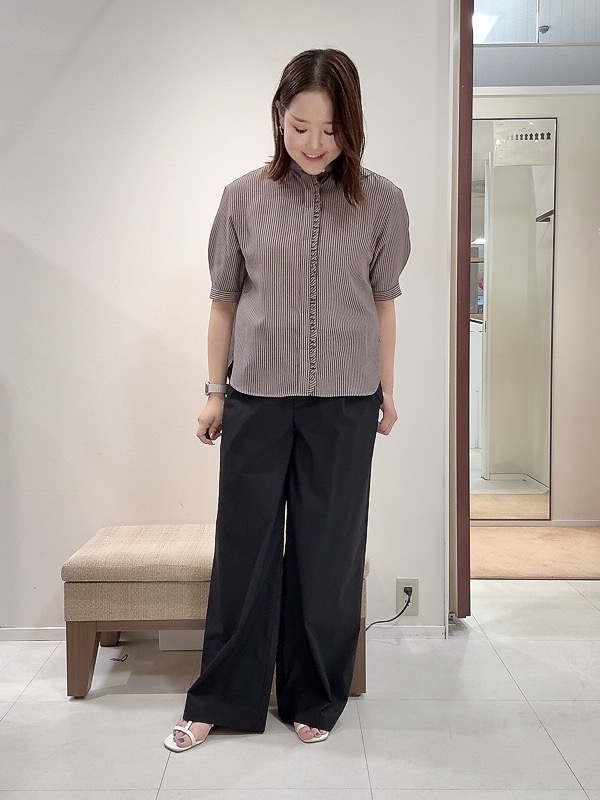 YUIさんの「UNTITLED｜【接触冷感/通気性/洗える】スタンドカラーフリルブラウス」を使ったコーディネート