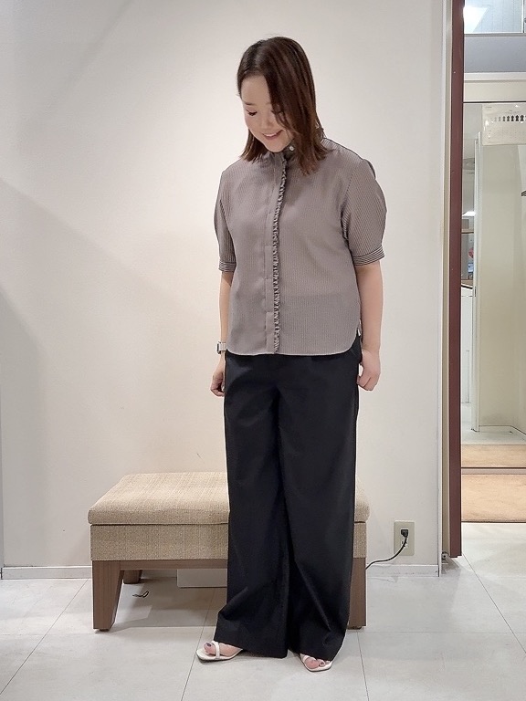 YUIさんの「UNTITLED｜【接触冷感/通気性/洗える】スタンドカラーフリルブラウス」を使ったコーディネート