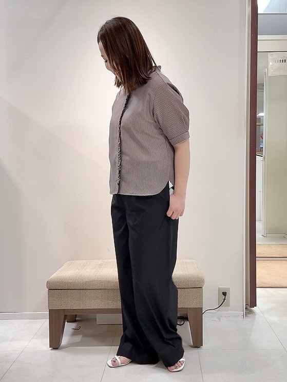 YUIさんの「UNTITLED｜【接触冷感/通気性/洗える】スタンドカラーフリルブラウス」を使ったコーディネート