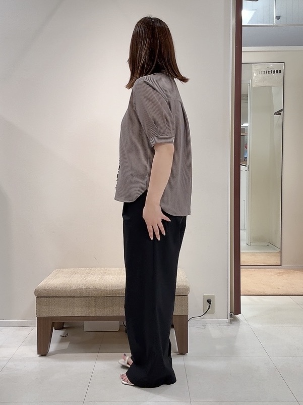 YUIさんの「UNTITLED｜【接触冷感/通気性/洗える】スタンドカラーフリルブラウス」を使ったコーディネート