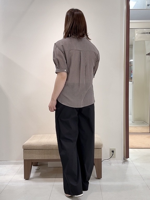 YUIさんの「UNTITLED｜【接触冷感/通気性/洗える】スタンドカラーフリルブラウス」を使ったコーディネート