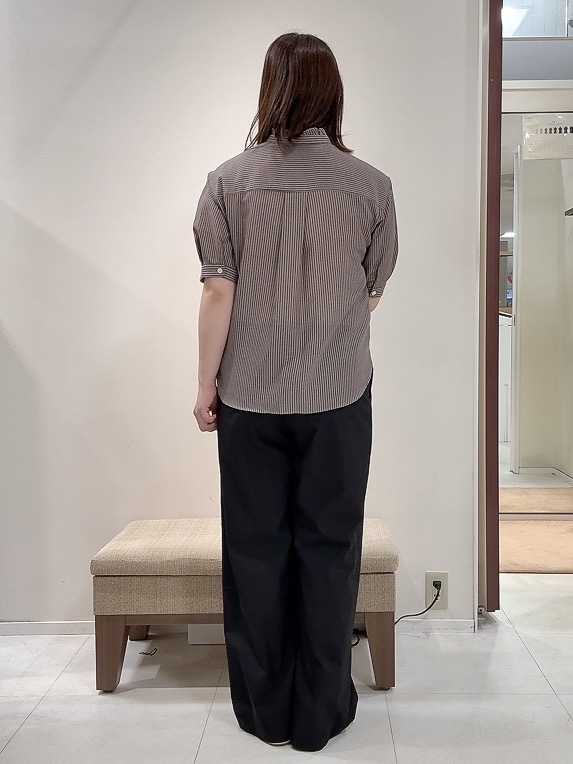 YUIさんの「UNTITLED｜【接触冷感/通気性/洗える】スタンドカラーフリルブラウス」を使ったコーディネート
