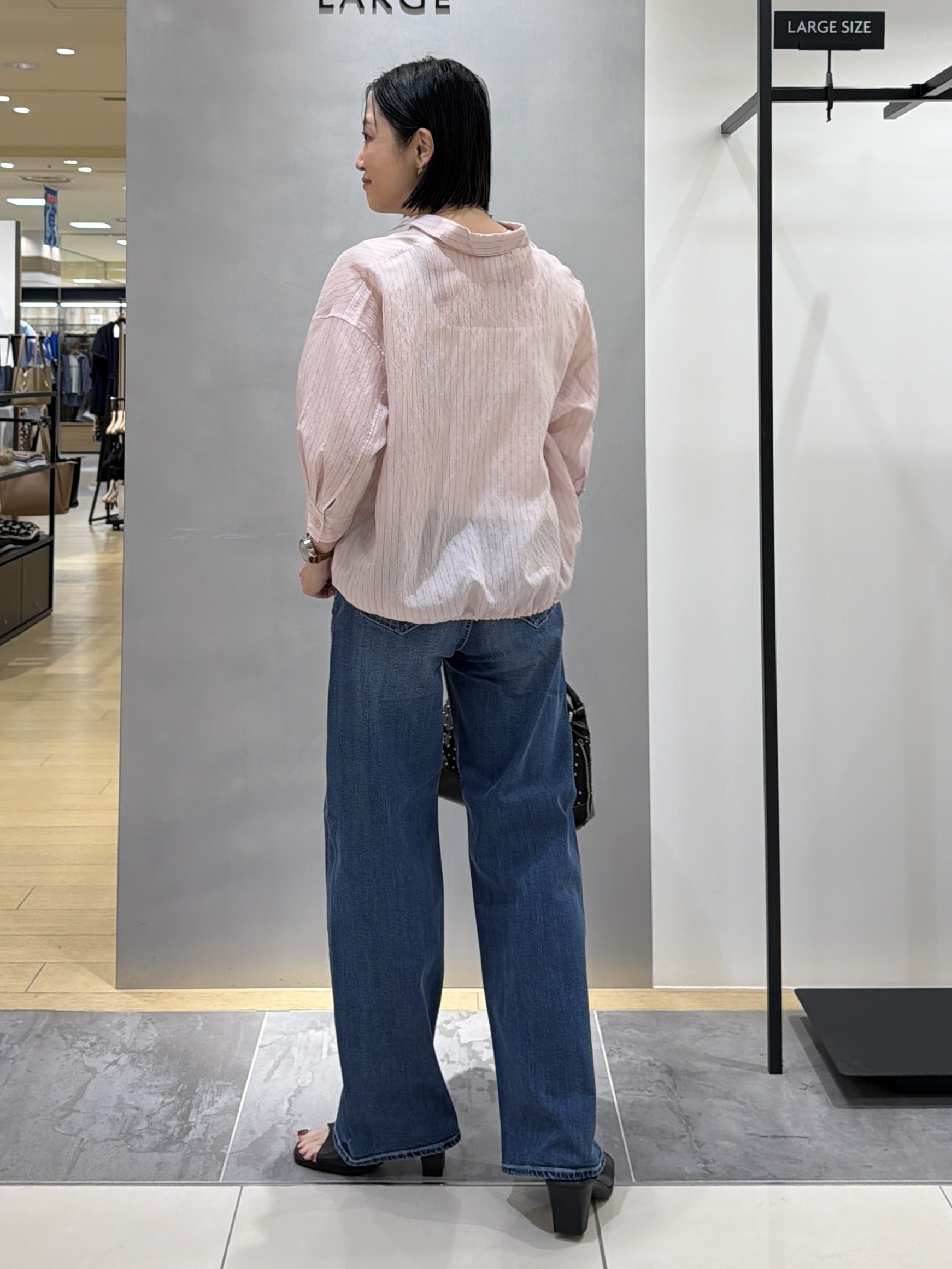 shihoさんの「INDIVI｜【シアー／7分袖】体型カバーゆったりシャツ」を使ったコーディネート