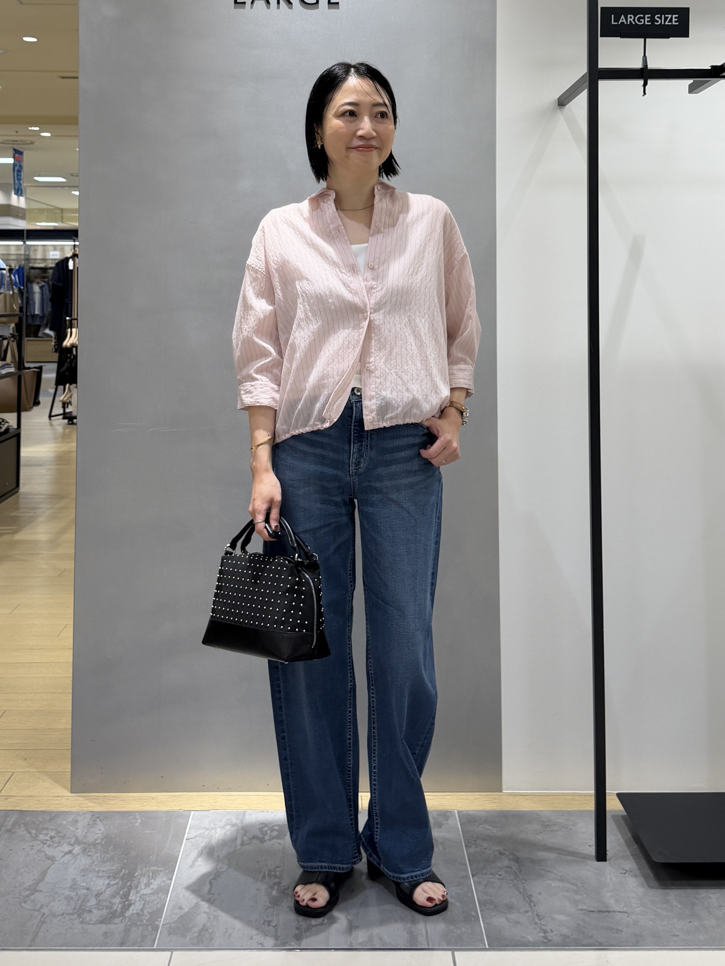shihoさんの「INDIVI｜【シアー／7分袖】体型カバーゆったりシャツ」を使ったコーディネート